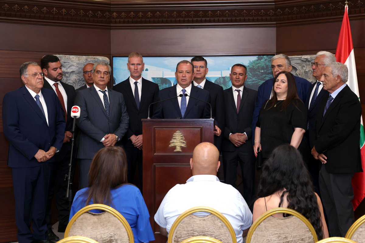 LBpresidency's tweet photo. رئيس نقابة المؤسسات السياحية البحرية جان بيروتي مع وفد بعد لقاء رئيس الجمهورية:

- الاستقرار المستدام هو الأساس لازدهار السياحة والاقتصاد، وقد بدأنا نلمس تحسّنًا في الحجوزات بعد توقيع الاتفاق، إذ ارتفعت الحجوزات الفندقية إلى ما بين 30 و40%.
- طرحنا على رئيس الجمهورية مبادرة لدعم رحلات شركة طيران الشرق الأوسط من الأردن ومصر والعراق عبر أسعار تشجيعية، بهدف جذب المزيد من السياح العرب إلى لبنان وإنعاش الموسم السياحي.