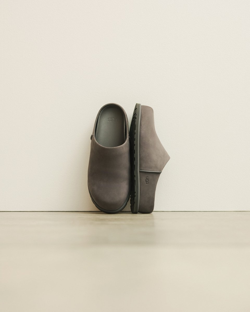 UGGJapan's tweet photo. ミニマルなデザインで毎日のスタイリングに寄り添うOtzo Clog。
履けば履くほど自分の足に馴染んでくるヌバックのアッパーで、ハイクオリティなUGG®の心地よさを体験しよう。

https://t.co/RTSoG3i1fS

#UGGスリッポン
#UGGメンズ https://t.co/z1JzjGH4nx