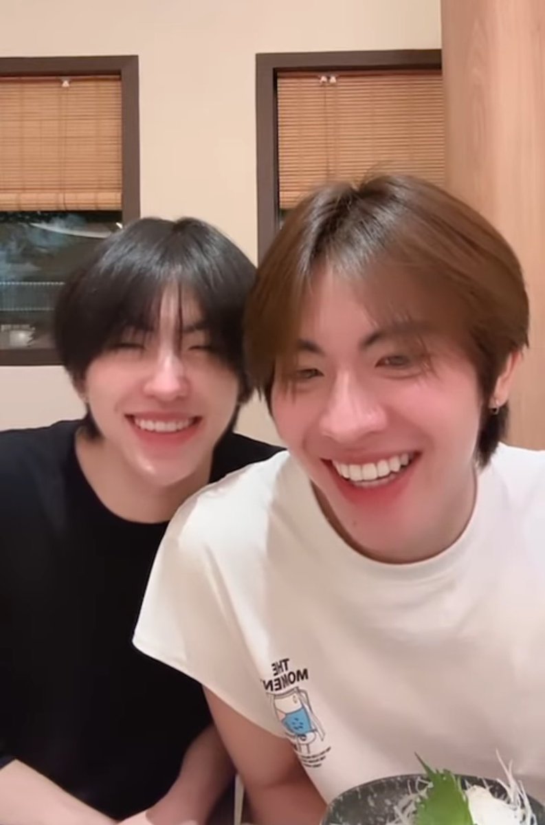 kinsomm's tweet photo. วันนั้นพี่คิมเลี้ยงเฟิ้ด วันนี้เรนนี่เลี้ยงทีมิ้วแล้วนะ 🥹😭😭😭😭😭😭

หนูน่ารักกันจังเลยลูกกกก https://t.co/WYSwLR1abY