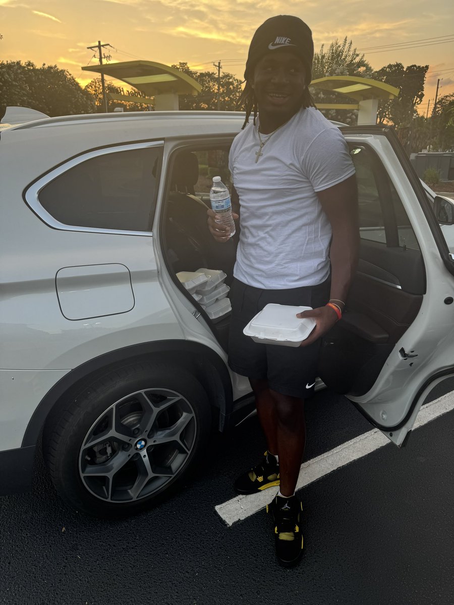 Maurice2raww's tweet photo. Helping others costs little, but it can mean everything to the person receiving it. God blessed me so i can bless others🙏🏿#giveback #columbia https://t.co/5foPTugOBF