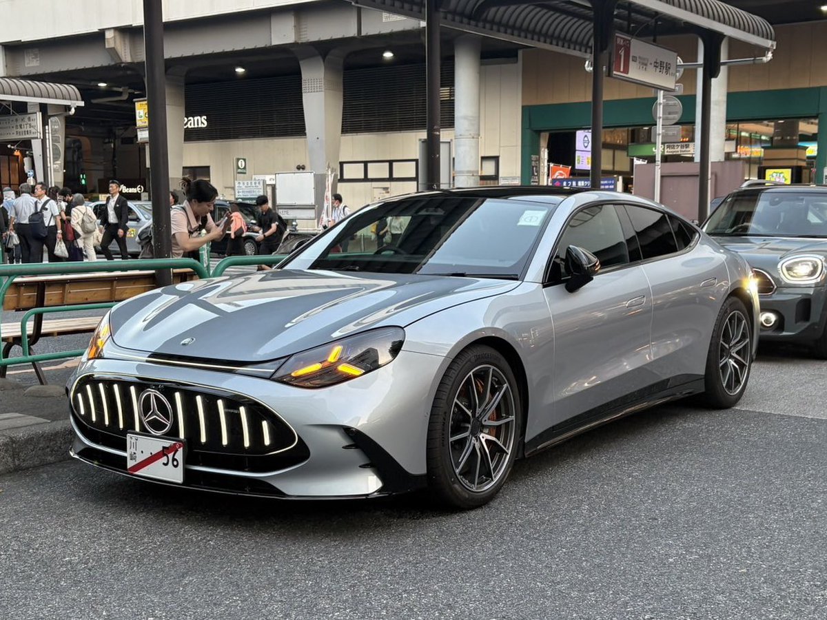 jikayoshobosha's tweet photo. お、新型メルセデスAMG GT 4doorが阿佐ヶ谷にいる。

本来GTってメルセデスのフラッグシップなはずなんだけど、尊厳失ったナマズへみたいでかわいい。

おれはAMGは荒々しいV8が好きだよ。 https://t.co/t8mwOqdIBs