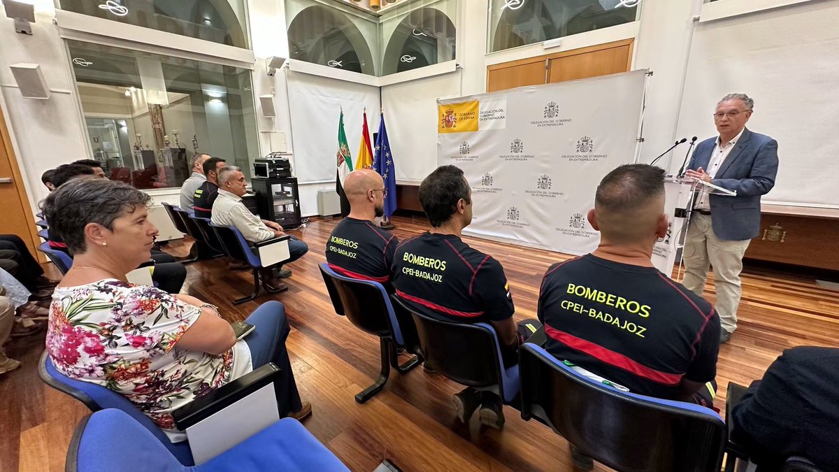 DGobExtremadura's tweet photo. Hoy hemos recibido en la @DGobExtremadura a los bomberos del #CPEI de @DipdeBadajoz tras su intervención en #Venezuela.
Gracias por representar a #Extremadura con tanto honor y llevar esperanza donde más se necesitaba. https://t.co/wQhdqd8KvA