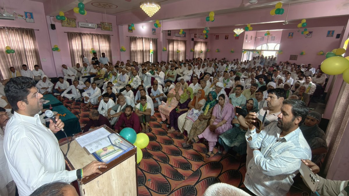 Dchautala's tweet photo. उचाना में साथी BLA -2 कार्यकर्ताओं के साथ चर्चा कर हर बूथ - हर घर - हर वोटर तक पहुंचने का आग्रह किया। प्रदेश भर में हमारे BLA -2 नियुक्त हो रहे हैं और हम निश्चित ही प्रत्येक वोटर तक पहुंच बनाने जा रहे हैं.... https://t.co/Ek8SCJNsfM