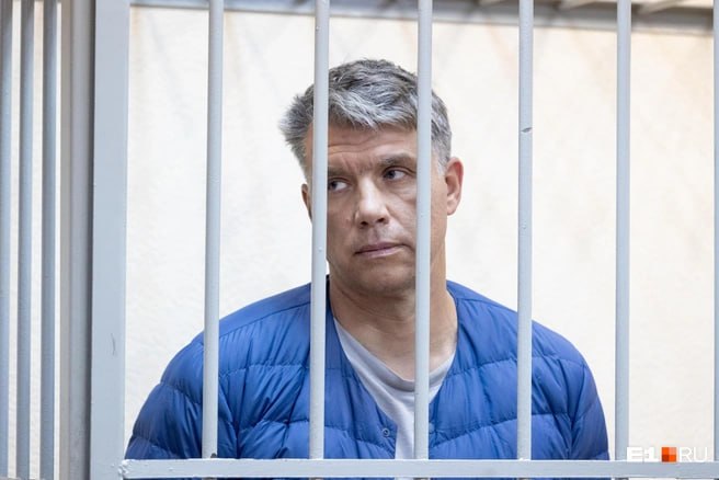 sotanews's tweet photo. Defendant in "First Urals Oligarch" Murder Case Deployed to War

The criminal case against Sergey Gorshunov, a former member of the "Tsentr" organized crime group accused of the 1992 murder of Yekaterinburg businessman Viktor Ternyak, has been suspended after he signed a contract with the Ministry of Defense. This was reported by https://t.co/hdeZS6seUM and https://t.co/94ZyY1kdLH, citing their sources; the case is also marked as suspended in the court registry.

According to investigators, on September 8, 1992, Gorshunov opened fire with a pistol at a Volvo carrying Viktor Ternyak, the president of the Euro-Asian Company, who was known as one of the first oligarchs in the Urals region. The businessman was killed, while his driver and bodyguard survived. Investigators believe the murder was committed over a redistribution of influence at Yekaterinburg's Central Market and a conflict between rival criminal groups.

Shortly before the information about Gorshunov heading to the front lines emerged, he had pled guilty and entered a pre-trial agreement, though it was subsequently canceled, https://t.co/hdeZS6seUM reports.

The case into Ternyak's murder remained unsolved for over 30 years. In the 1990s, Gorshunov had already been detained on suspicion of committing this crime but was released under a recognizance agreement, after which he left Russia. In 2025, he was detained upon returning to the country; later, according to https://t.co/3hB0T2H0rl, he ended up in Moscow, where he was sentenced to 4.5 years in prison in a large-scale fraud case before being transferred back to Yekaterinburg.

Photo: https://t.co/hdeZS6seUM