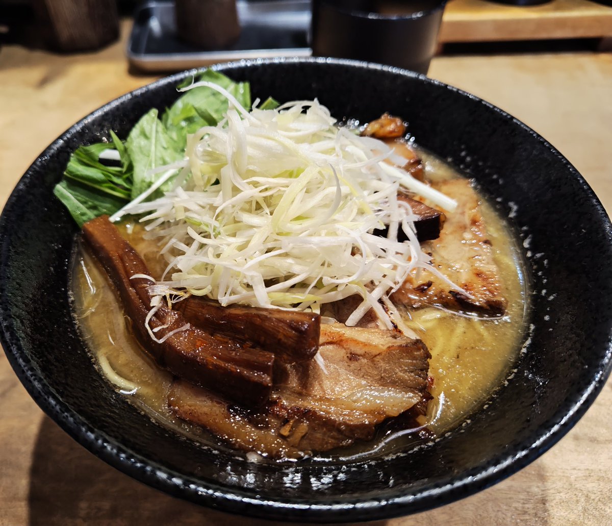 EmperorCathy's tweet photo. 今日からしばらくラーメン屋でバイトする美大生RPやるから、一旦晩御飯もラーメンとしときます https://t.co/z3gEfsNCHs