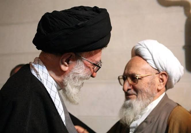 rasool_nmv's tweet photo. علامه عظیم‌الشان حسن‌زاده آملی ره، جلوی حضرت آقا دو زانو نشسته و ایشان را مولا خطاب می‌کنند...!

حضرت آقا ناراحت شده و به علامه می‌فرمایند این کار را نکنید. علامه می‌فرمایند: اگر یک مکروه از شما سراغ داشتم این کار را نمی‌کردم..! https://t.co/l4XTWiMgWG