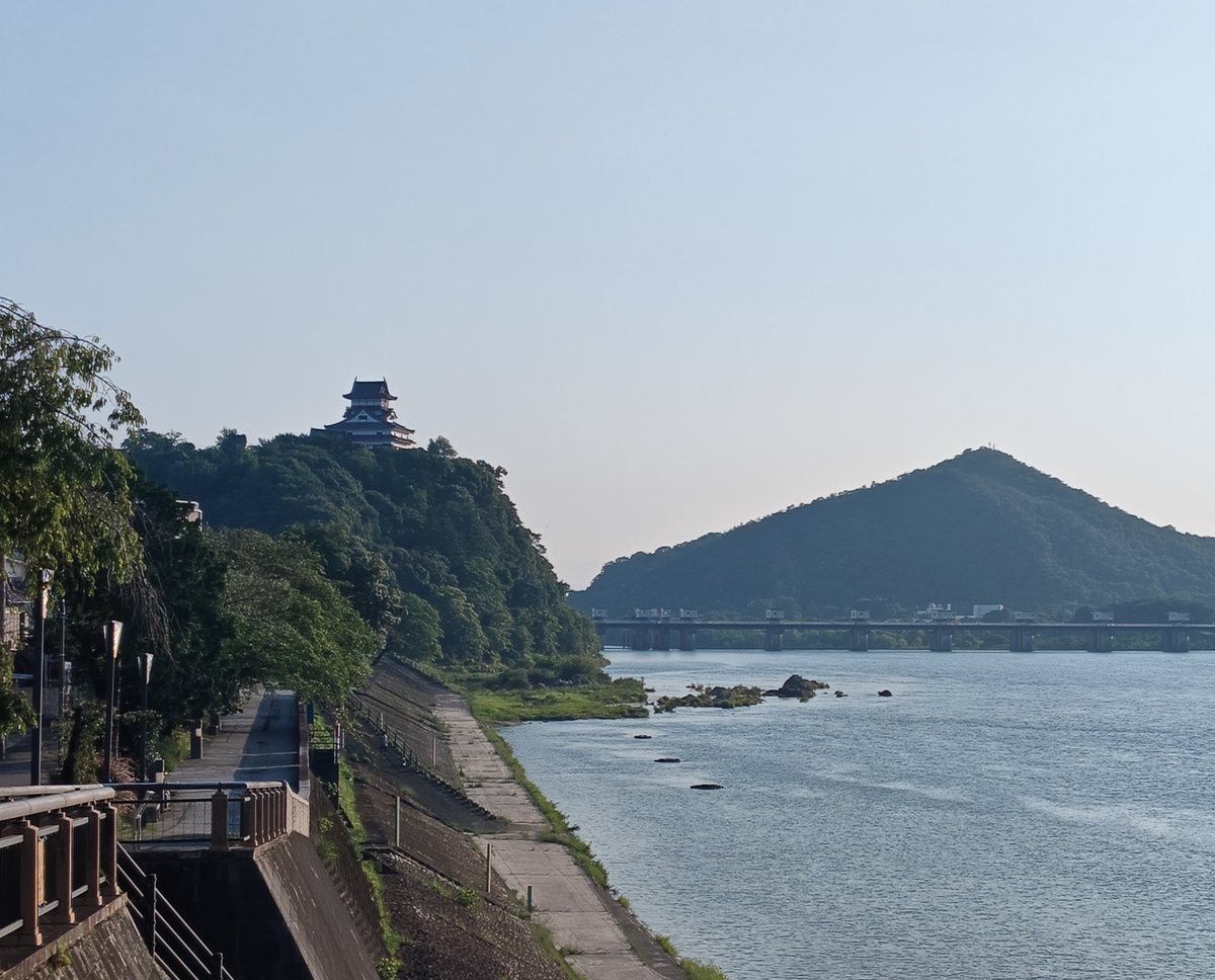 Mee12Aloha's tweet photo. 夕空＆夕城🏯

こんばんは。お疲れ様です。
18時位まで30℃を超えていました。
この時期なのに今日は暑すぎたよ💦

暑かったからね。うん。暑かったから。
まあ宇治金時氷だよね。
疲れ目が治った気がしました🤣

穏やかな夜を！

 #犬山城  #スガキヤ https://t.co/mwgmomha7s
