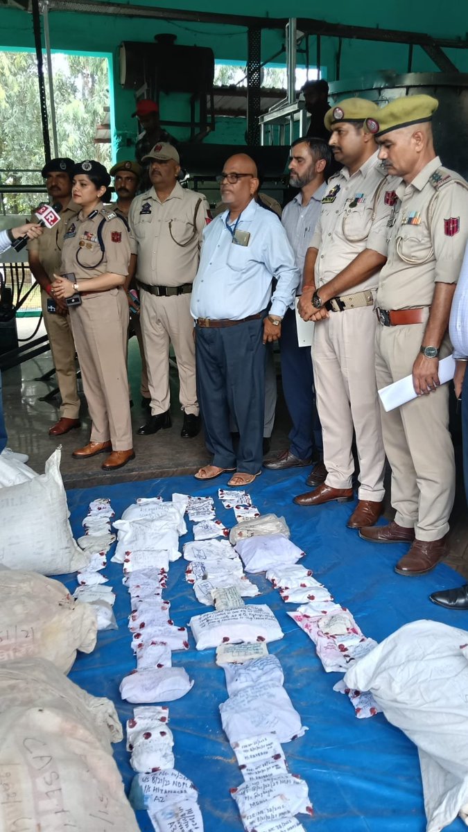 KathuaPolice's tweet photo. J&amp;K POLICE KATHUA DESTROYS 174.981 KG OF NARCOTICS AND 1,945 CAPSULES WORTH ₹2.33 CRORE.
@JmuKmrPolice
@ZPHQJammu @digjammu
@mohita_ips 

https://t.co/Sf38emaLnP https://t.co/qUfEEehs2S