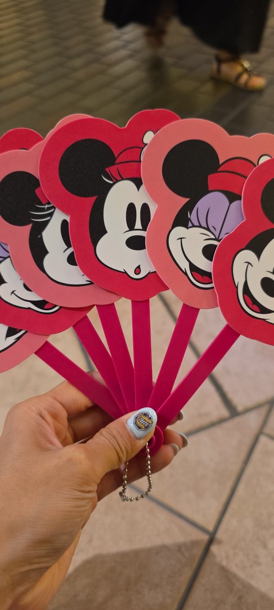 eighter0108's tweet photo. ディズニーストア
シークレット うちわ

譲▶ミニー
求▶プルート

郵送可能です！
検索からも👌🏻ﾞ

よろしくお願い致します🙇🏻‍♀️⤵️ https://t.co/J5rRhrUZJn