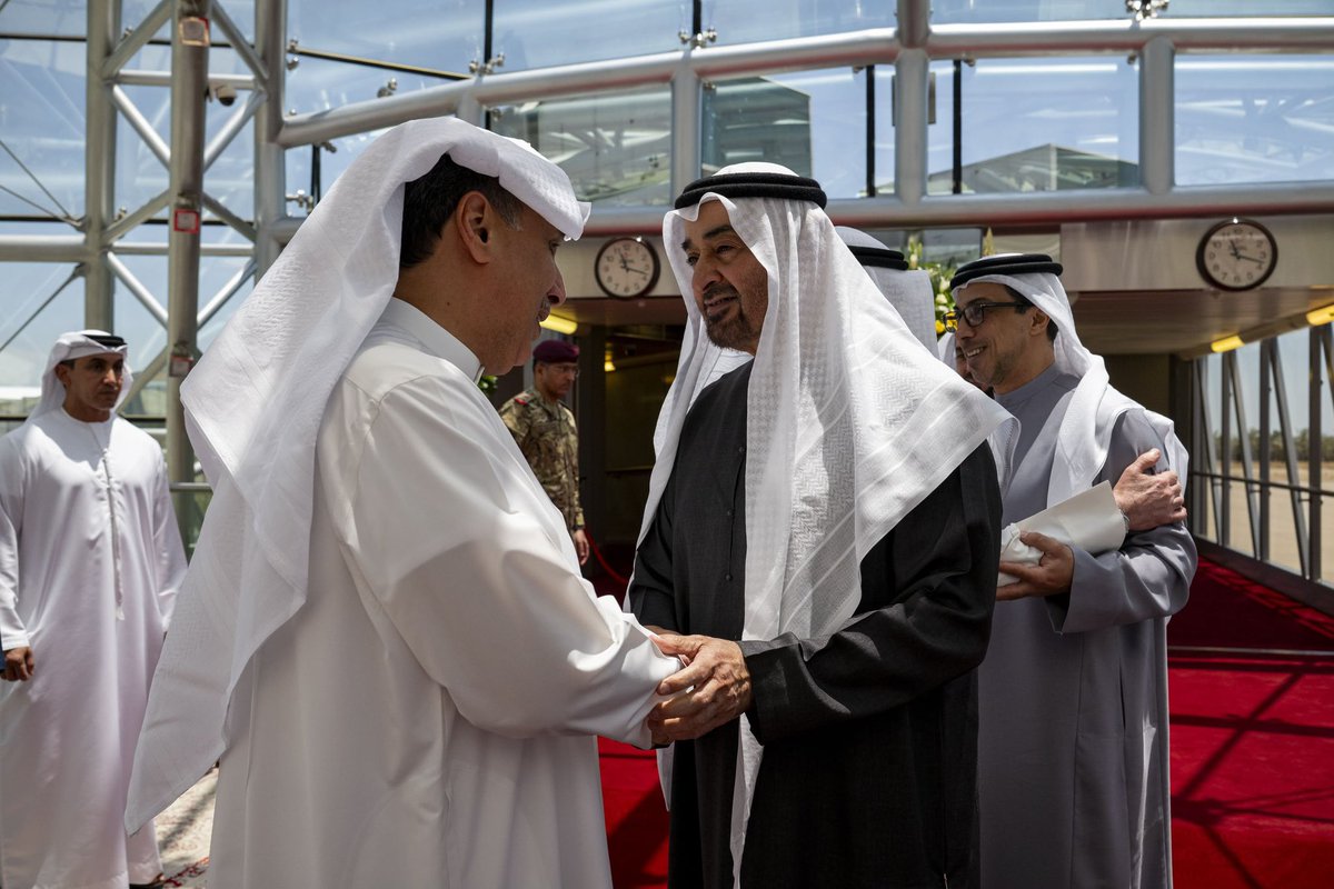 NET_AD's tweet photo. وصل صاحب السمو الشيخ محمد بن زايد آل نهيان رئيس الدولة "حفظه الله"، اليوم، إلى دولة الكويت الشقيقة في زيارة أخوية، وكان صاحب السمو الشيخ مشعل الأحمد الجابر الصباح أمير دولة الكويت، في مقدمة مستقبلي سموه والوفد المرافق لدى وصوله المطار الأميري./ وام https://t.co/Os5oGeNE7S