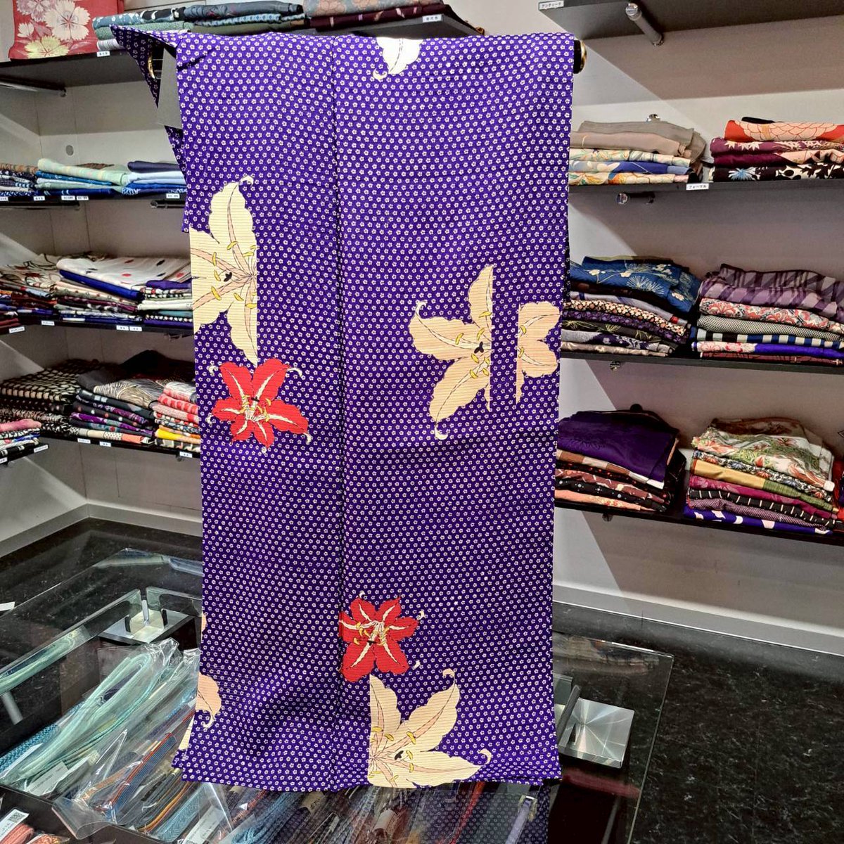 senkimono's tweet photo. 🌞梅雨明けセール開催！
明日7/10(金)12時スタート✨

店内全品50％OFF🎐
夏着物・浴衣・和装小物も対象です！

終了日は未定。
ぜひお早めに👘

🌞千kimono
店内全品半額‼️梅雨明けセール☀️🌂
営業時間：12-19時（水・木定休）
場所：大阪市北区西天満4-8-7　千寿ビル4F

#千kimono #着物 #セール https://t.co/njbCvfcOm0