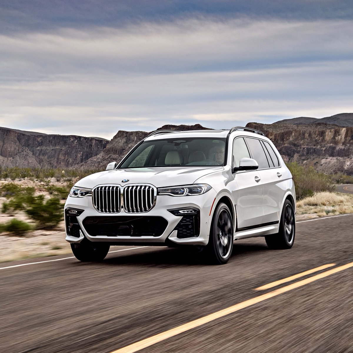 bptfinans's tweet photo. Rusya'da BMW'nin onayı olmadan X5, X6 ve X7 modellerinin üretimini yapıldığı ve yarı fiyatına satıldığı ortaya çıktı.

— 2022'de ülkeden çekilen BMW, "eski ve güncel olmayan parçalar ile korsan üretim yapılıyor" şeklinde açıklama yaptı. https://t.co/Q3HbCBZvEn