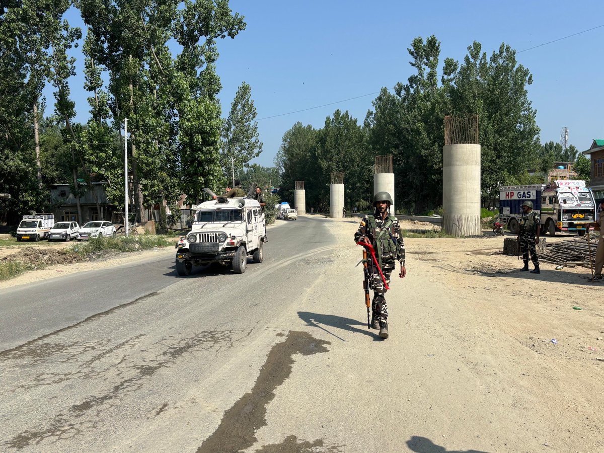 2bnssb's tweet photo. SSB ensuring safety of Amarnath Yatri by deploying timely ROP in close coordination with JKP Police and sister agencies.
@SSB_INDIA
#PilgrimSafetyFirst
#AmarnathYatra2026 https://t.co/hxdEvzD94y