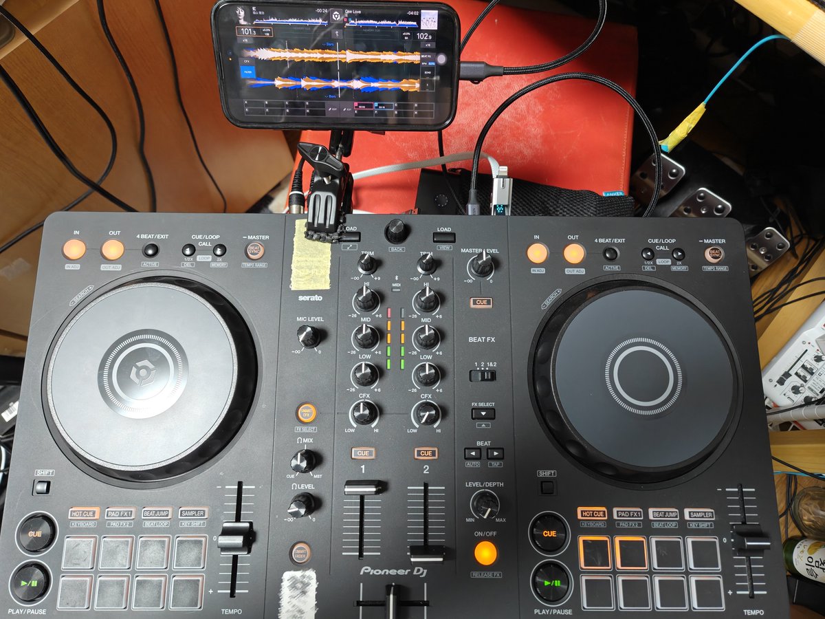 notspr's tweet photo. DDJ-FLX4スマホDJ部(仮)
旅行とか行く時の車内DJに活躍しそう。

最近よくみかける有志がラズパイとMixxxで作ってるやつも使ってみたいなー
まあomnis-duoとかxdj買えれば一番いいんだけどね…💸💸💸 https://t.co/nDuhu0YMpE
