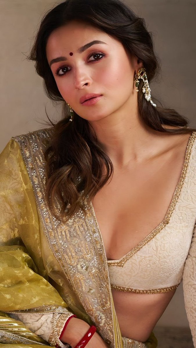 aarika_20's tweet photo. draped in gold, carrying silence ✨ https://t.co/5WsQLSnGne