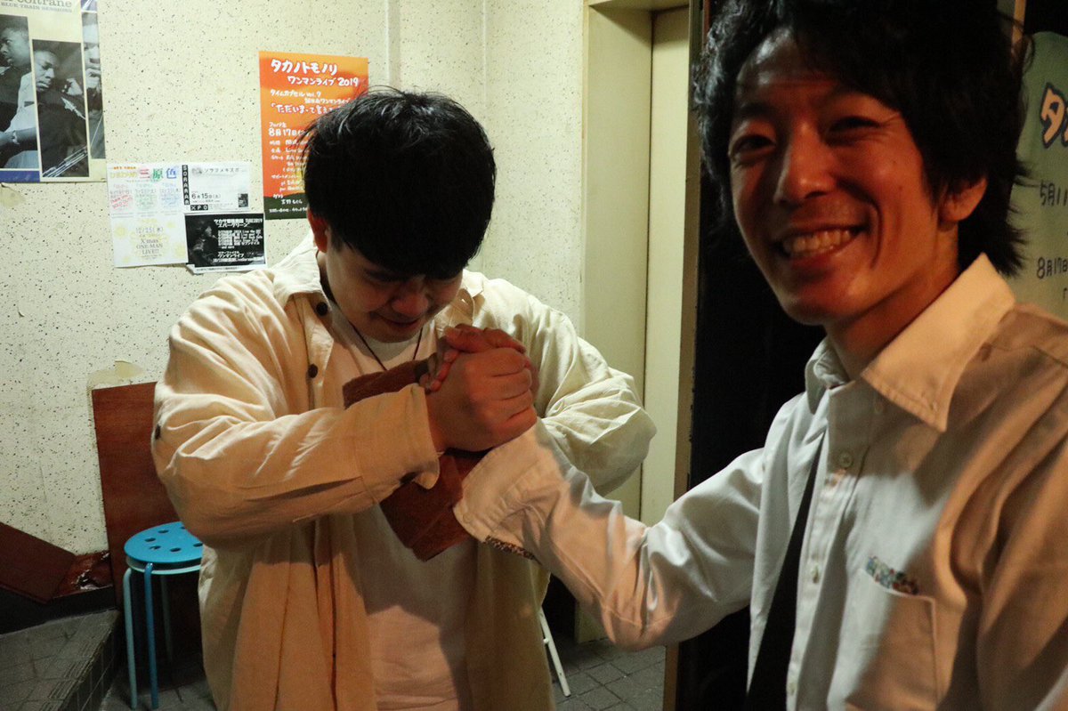 Bashoo_is_me's tweet photo. あっという間に出会ってから9年も経って、まさかこんなに仲良くなるとは思ってなかったです。
とものり君の上京後の初ライブから、最後だったこの前の7/1のレコ発まで一緒にステージに立てて本当に感謝しかないです。

とものり君の作る詩が、メロディが本当に大好きです。
1番好きなのは「5月の日記」かな。
僕が弾くギターで歌ってくれて、音源にしてくれて、ありがとうね。

一緒に遠征して、喋っている時とか、
うちに来て練習してる時とか、
もしも僕に兄がいたらこんな感じだったのかな？って...
家族が1人いなくなってしまったような気がしてる。

また、一緒に新潟連れてってね。
馬刺し食べようね。
散歩しようね。
同じステージに立たせてね。

絶対に、絶対に、約束だよ。。。！

笑ってまた会おうね！！！！