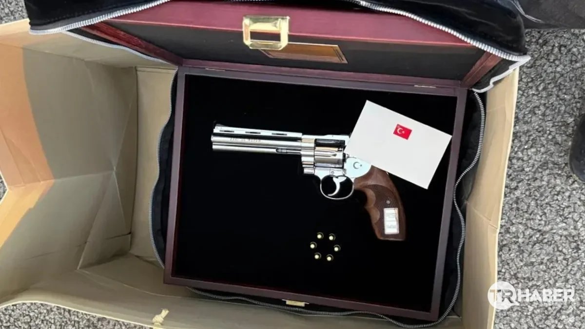 visegrad24's tweet photo. 🇹🇷 Erdogan presented custom-engraved Turkish-made Sarsilmaz SR 38 revolvers with live ammunition to participants of the NATO summit in Ankara as a farewell gift.

Each weapon was personalized with the recipient’s name engraved on it. Because the value of these high-end ceremonial pistols heavily exceeds standard diplomatic gift limits, none of the leaders are legally permitted to keep them for personal use.

- UK PM Keir Starmer refused to bring the weapon to the UK and left it with British officials in Ankara to be fully decommissioned.

- Ursula von der Leyen accepted the gesture and plans to donate the decommissioned firearm to a military museum.

- António Costa’s team took the weapon for safety checks before transferring it to Belgium.

- Dutch PM Rob Jetten said the firearm would be rendered permanently inoperable in Turkey before being transported to the Netherlands.