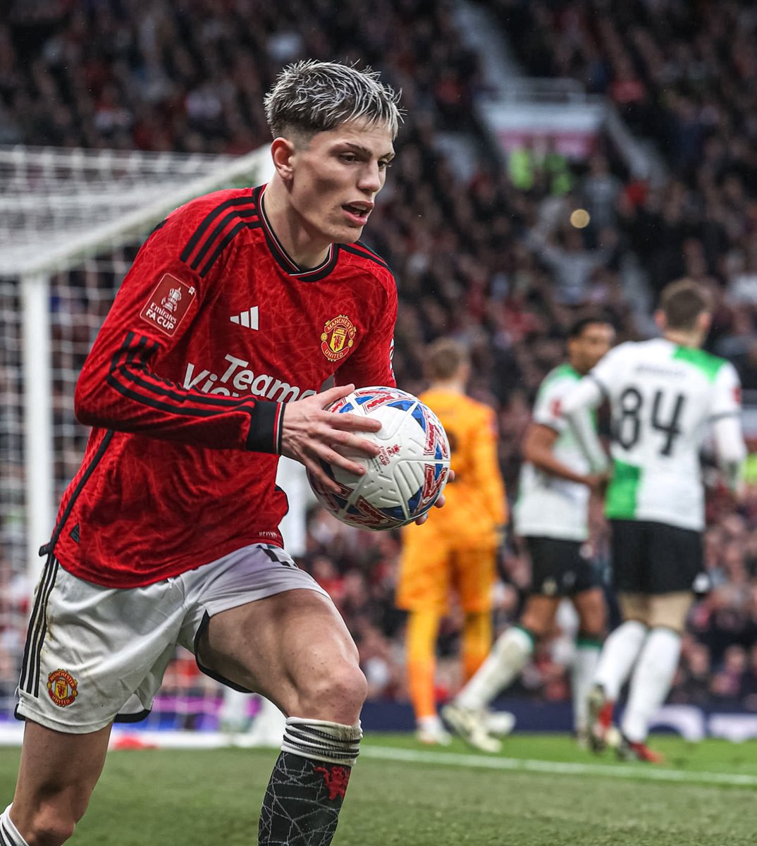 MUFCWENH's tweet photo. 🚨🚨🚨🚨🚨🚨🚨🚨🚨

عاجل — فابريزو رومانو :

اليخاندرو غارناتشو يائس للعودة الى أولد ترافورد وعرض نفسه على النادي للتعاقد معه .

مانشستر يونايتد عرض ١٥ مليون باوند لإبقائه في الستامفورد بريدج. https://t.co/NH0zLHvFx1