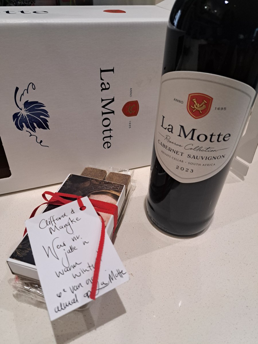 MarykeRoberts's tweet photo. Hoe bly is ek dat dié lekkerte van @LaMottewine net aanhou gee. Daar is genoeg hout en aanstekers oor vir nog 'n lekker aand voor die kaggel se knetterende vuurtjie en die rooiwyn is soos die weduwee se kruik. Hoop jy is vanaand iewers lekker en knus, want die windjie is ysig. https://t.co/tahdQxyUHm