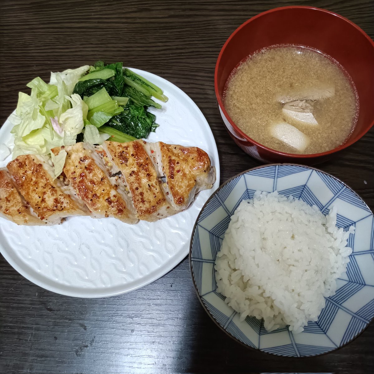 zoki_chan's tweet photo. 晩ごはん🍴
ポークソテーとサラダ、小松菜の炒め、あら汁 https://t.co/OCLOiiwLSw