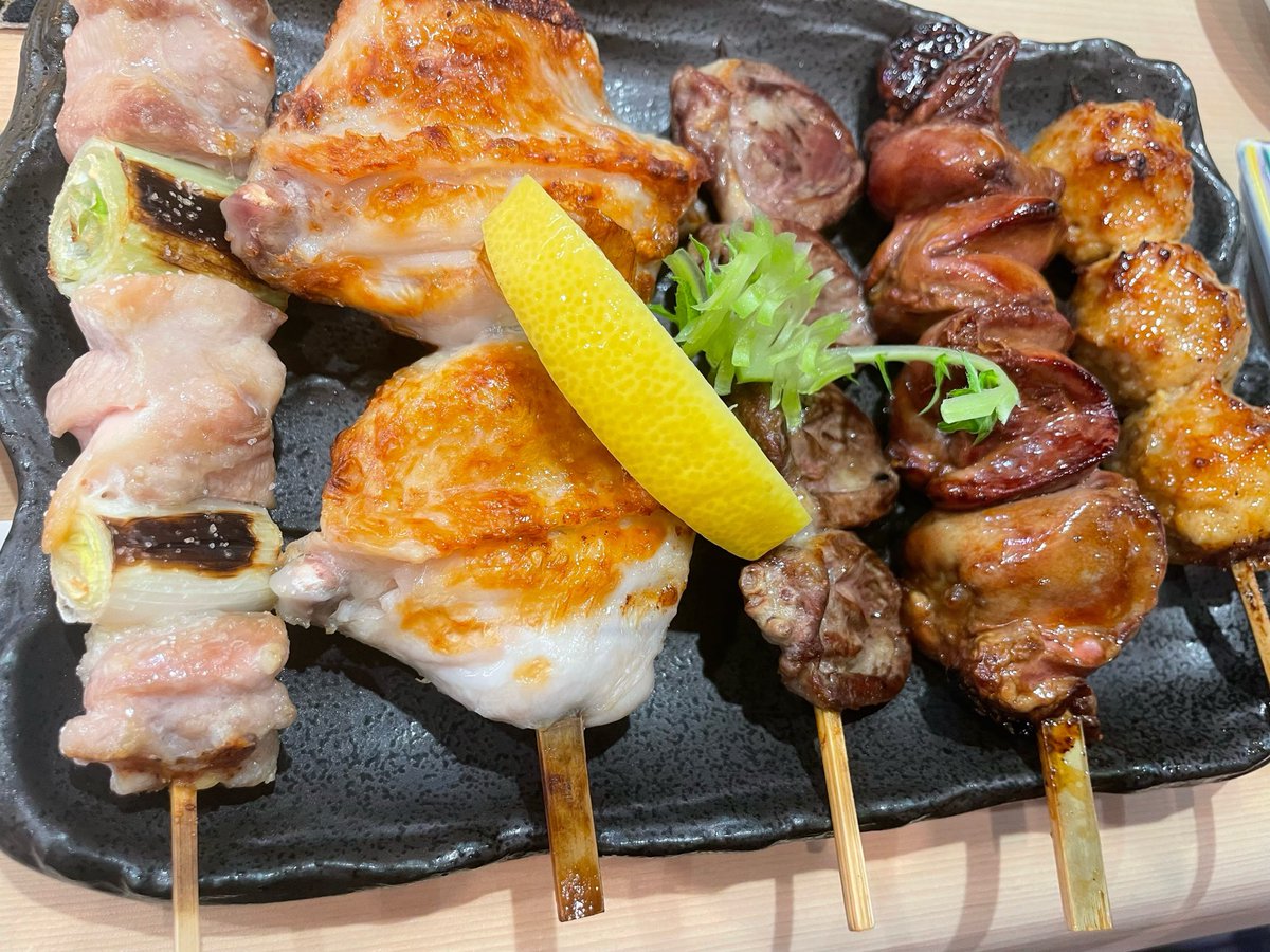 chaaanue's tweet photo. 久々の鳥ふじ🐥
ウィスキーのボトル飲みながら美味しい料理を頂いた🤤🍽️
水茄子、焼き魚、焼き鳥、蛤🍆🐟🐚
焼き魚と蛤が特に美味しかった😭🤍 https://t.co/nD6rRXqERs