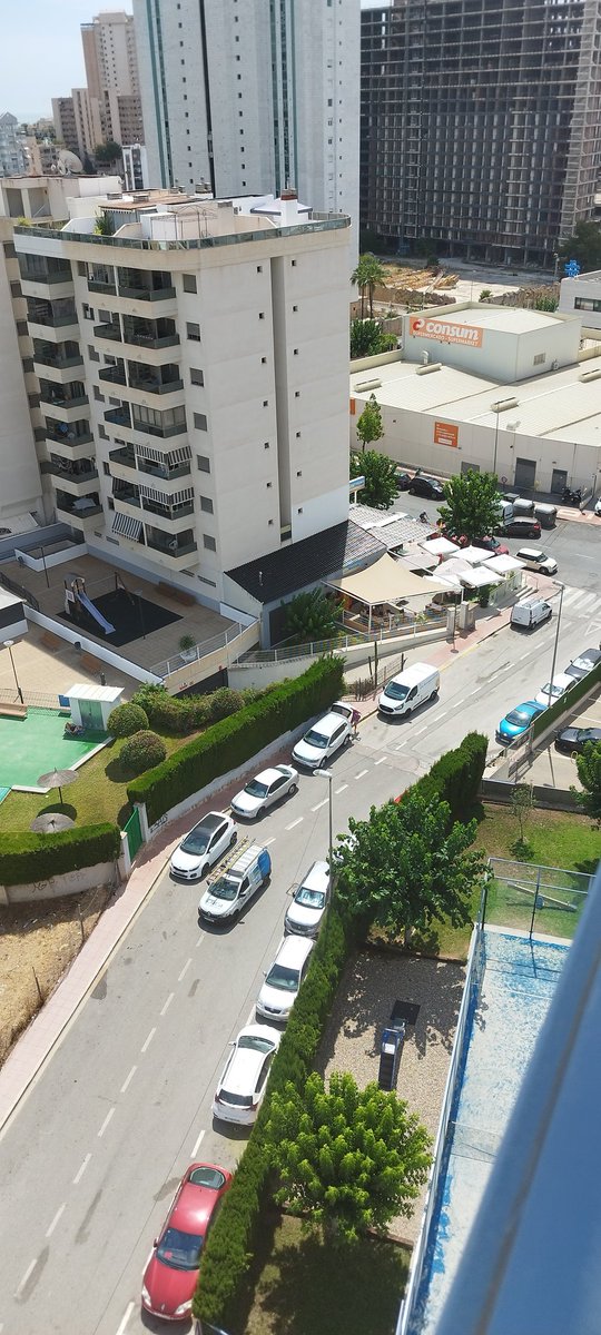 albert_msanchez's tweet photo. @AjtVilaJoiosa @POLICIALOCAL Coches subidos en las aceras, y gente teniendo que subir por mitad de la carretera, de lo estrechas la que son las aceras. Llevamos así muchos años. A qué esperan para solucionarlo? Aún no estamos en la temporada de mayor afluencia de veraneantes y esto va a ir a peor https://t.co/HKs2mlP0P8