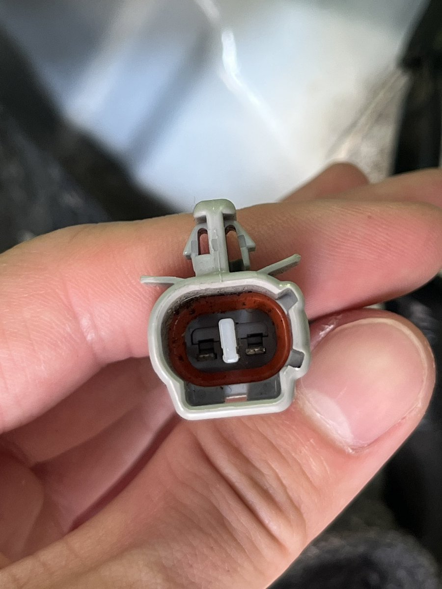 wm_10aa's tweet photo. 後ろのマット下に隠されてたお前はスピーカー用のカプラーちゃうんかい⁉️
繋げても音出んし、ナビか、そもそも繋がってないのか…🤔 https://t.co/Sh9yChPl7S