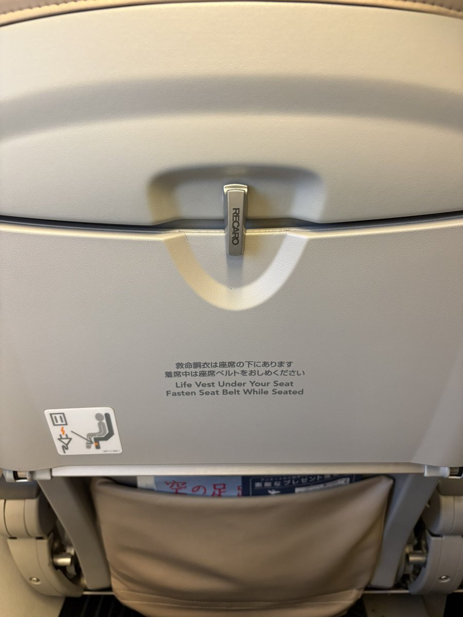 ngy_ws's tweet photo. コロ影響でスカイマーク那覇19：20は、客かなり少ない。予約しとき結構埋まってました。9Aで隣左右客いない😀窓口に移動した。今から寝ます https://t.co/0ZLfmXsyOd