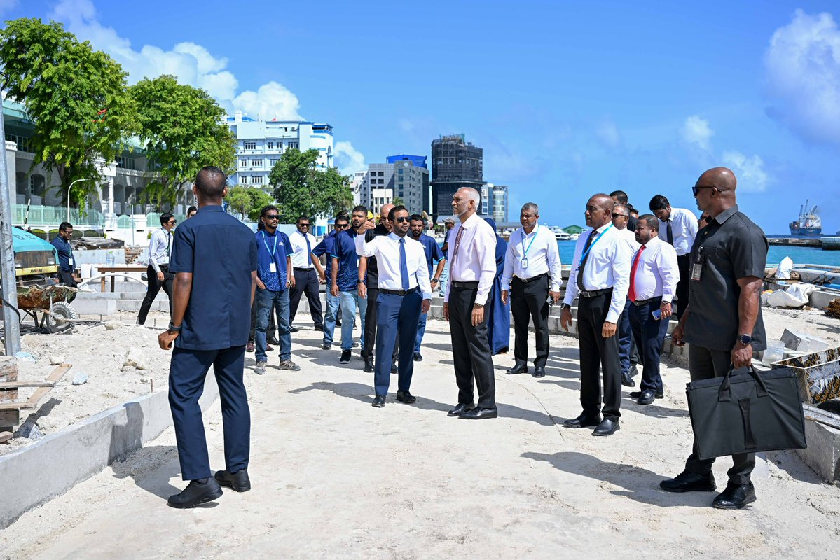 presidencymv's tweet photo. President Dr @MMuizzu inspects progress on Boduthakurufaanu Magu development project (Phase 1) on the North Side of Malé. 

The President was briefed on the latest developments as the project continues to progress, with asphalt paving completed on segments 4, and 5. https://t.co/f048RX0IKk