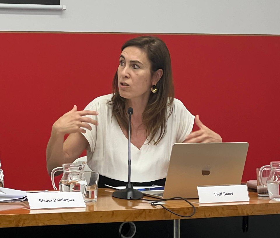 XavierAntich's tweet photo. Duríssim informe d’Amnistia Internacional contra l’estat espanyol per la seva passivitat i per obstaculitzar molt greument la investigació del Catalangate, l’espionatge massiu a l’independentisme.

Avui hem acompanyat l'estimada @txellbonet a la presentació de l'informe d'@amnistiaespana, on ha relatat en primera persona la por, impotència i la ràbia de saber que han espiat tota la seva vida privada i el seu activisme polític, i veure a més com la justícia espanyola no fa res per investigar-ho ni trobar-ne els culpables.

El Catalangate va ser una operació d'estat per espiar l'independentisme que va afectar 65 polítics, activistes, advocats, periodistes, eurodiputats i membres de la societat civil pel sol fet de defensar la independència de Catalunya. 

A @omnium ens va tocar molt de prop, ja que van espiar els mòbils d'en @marcelmauri, la Txell Bonet i l'@ebotias per conèixer l'estratègia de defensa legal de l'entitat (recordem que @jcuixart estava injustament empresonat en aquella època) i per saber com s'organitzaven les protestes massives, com s'articulava la lluita antirepressiva i com treballàvem les nostres relacions polítiques i internacionals. 

Un autèntic escàndol que mai s'ha pogut esclarir malgrat les pressions del Consell d'Europa, el Parlament Europeu i diversos Relators de l'ONU. L'actitud de la Fiscalia és una baula més del tancament de files de l'estat espanyol amb les seves clavegueres i una prova més de la impunitat amb què actuen quan es tracta de l'independentisme català.

Gràcies, Amnistia Internacional, per la vostra incansable tasca en la defensa dels drets humans, civils i polítics arreu del món i per denunciar els abusos i les violacions de drets fonamentals de l'estat espanyol contra l'independentisme.

https://t.co/C4qIS3NWXJ
