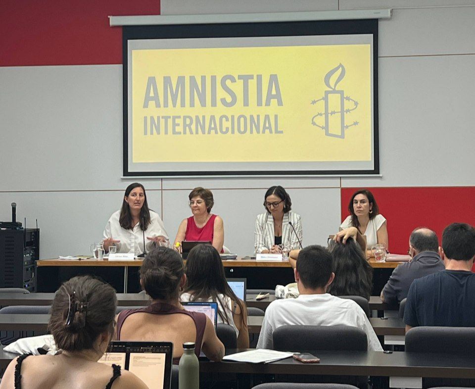 XavierAntich's tweet photo. Duríssim informe d’Amnistia Internacional contra l’estat espanyol per la seva passivitat i per obstaculitzar molt greument la investigació del Catalangate, l’espionatge massiu a l’independentisme.

Avui hem acompanyat l'estimada @txellbonet a la presentació de l'informe d'@amnistiaespana, on ha relatat en primera persona la por, impotència i la ràbia de saber que han espiat tota la seva vida privada i el seu activisme polític, i veure a més com la justícia espanyola no fa res per investigar-ho ni trobar-ne els culpables.

El Catalangate va ser una operació d'estat per espiar l'independentisme que va afectar 65 polítics, activistes, advocats, periodistes, eurodiputats i membres de la societat civil pel sol fet de defensar la independència de Catalunya. 

A @omnium ens va tocar molt de prop, ja que van espiar els mòbils d'en @marcelmauri, la Txell Bonet i l'@ebotias per conèixer l'estratègia de defensa legal de l'entitat (recordem que @jcuixart estava injustament empresonat en aquella època) i per saber com s'organitzaven les protestes massives, com s'articulava la lluita antirepressiva i com treballàvem les nostres relacions polítiques i internacionals. 

Un autèntic escàndol que mai s'ha pogut esclarir malgrat les pressions del Consell d'Europa, el Parlament Europeu i diversos Relators de l'ONU. L'actitud de la Fiscalia és una baula més del tancament de files de l'estat espanyol amb les seves clavegueres i una prova més de la impunitat amb què actuen quan es tracta de l'independentisme català.

Gràcies, Amnistia Internacional, per la vostra incansable tasca en la defensa dels drets humans, civils i polítics arreu del món i per denunciar els abusos i les violacions de drets fonamentals de l'estat espanyol contra l'independentisme.

https://t.co/C4qIS3NWXJ