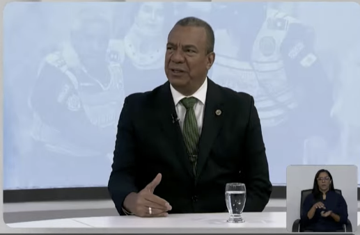 Verdugo2021's tweet photo. El Pte. de la Cámara Inmobiliaria de Venezuela lo que está es loquito para que el gobierno derogue las leyes sociales de Chávez (cuotas balón) que permitieron que el pueblo tuviera acceso a viviendas y alquileres dignos. Sin negar que algunos vivos se aprovecharan de esas leyes. https://t.co/ie4Z2oqjcx