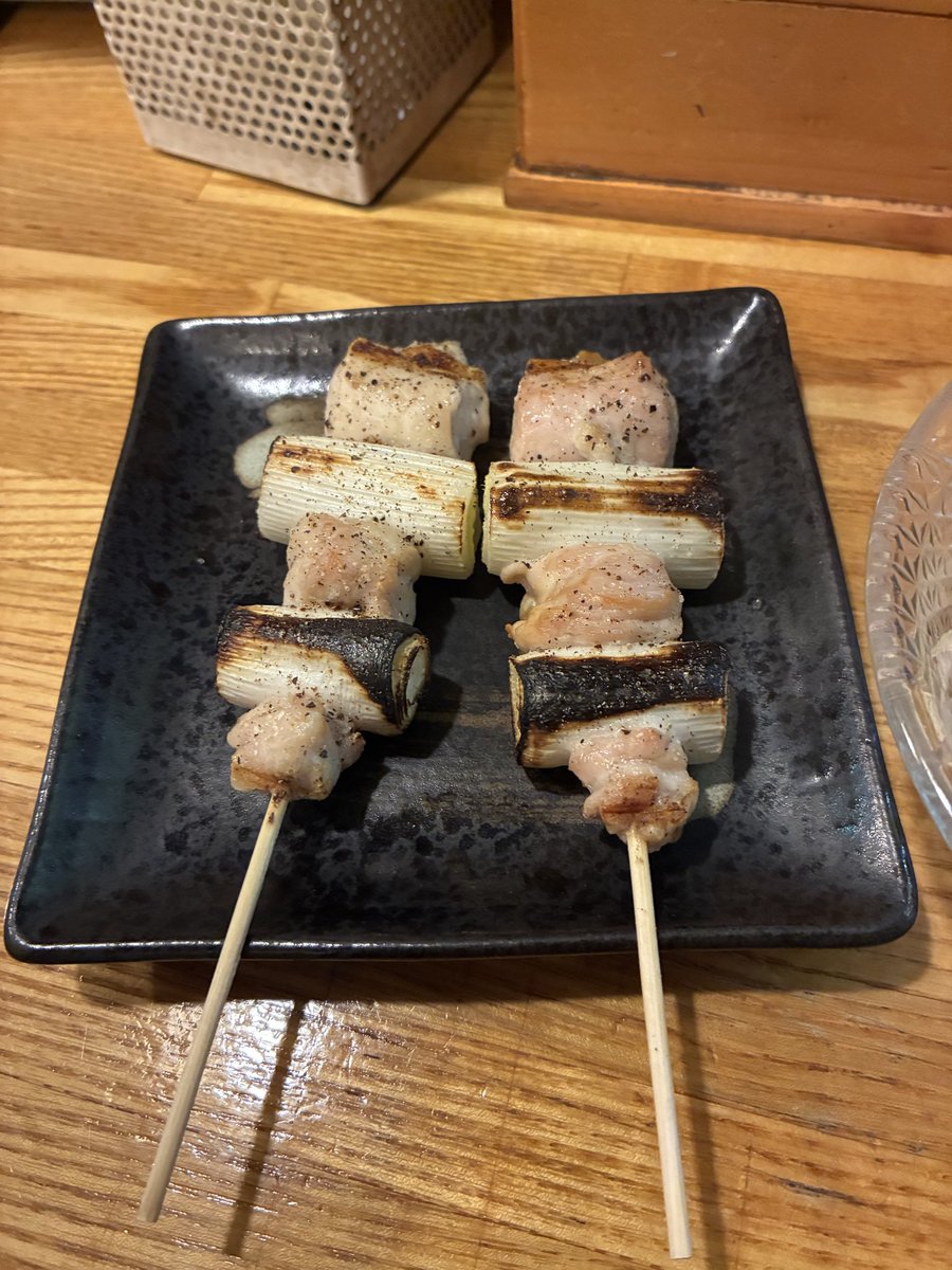 qoo_soo's tweet photo. 誰も責めることは出来ないけどまたお隣さんが紙タバコががが😇

都内の飲み屋さんは大分禁煙が多いけど地方だと歩きタバコ含め喫煙を見る事が多い https://t.co/Y79MUtPo6Z