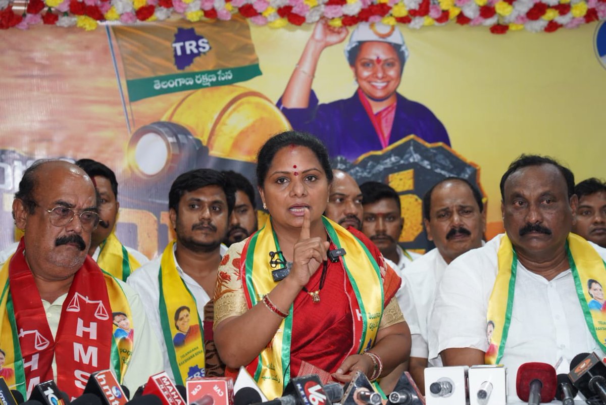 OfficeOfKavitha's tweet photo. తెలంగాణ రక్షణ సేన (టీఆర్ఎస్) అధ్యక్షురాలు కల్వకుంట్ల కవిత గారు టీఆర్ఎస్ సింగరేణి రెండో విడత బాయిబాట కార్యక్రమంలో భాగంగా కొత్తగూడెంలో ప్రెస్ మీట్..

ఈ సందర్భంగా కల్వకుంట్ల కవిత గారు  మాట్లాడుతూ..

🔹బీఆర్ఎస్ ఖాతాలో ఉన్న రూ.1,400 కోట్ల అవినీతి సొమ్ము అమరవీరుల కుటుంబాలకు పంచాలి

🔹నా కంఠంలో ప్రాణం ఉండగా మళ్లీ బీఆర్ఎస్ లోకి వెళ్లేది లేదు

🔹నేను మళ్లీ బీఆర్ఎస్ లోకి వెళ్తానంటూ తప్పుడు ప్రచారం చేస్తున్నారు

🔹మా పార్టీతో భయం లేదంటూనే ఈసీకి వెయ్యికి పైగా కంప్లైంట్స్ ఇచ్చారు

🔹టీఆర్ఎస్ అనే పేరు నాకు రాకుండా ఉండాలని కుట్రలు చేస్తున్నారు

🔹నా ప్రజా పోరాటాలను ప్రజల్లోకి వెళ్లకుండా కాంగ్రెస్, బీజేపీలతో చేతులు కలుపుతున్నారు

🔹బీఆర్ఎస్ పార్టీకి ఒక నీతి, నియమం అంటూ ఏమీ లేవా?

🔹తల్లి, చెల్లె అనే సభ్యత మరిచి బీఆర్ఎస్ సోషల్ మీడియాలో ఇష్టానుసారం కామెంట్లు చేస్తున్నారు

🔹సభ్యత మరిచి తిడితే ఊరుకునేందుకు ఇది ఆంధ్రా కాదు.. కాళ్లు విరగొట్టి చేతుల్లో పెడతాం బిడ్డా

🔹కేటీఆర్ తన మిత్రుడు ప్రదీప్ కన్ స్ట్రక్షన్స్ కు క్విడ్ ప్రొ కో ద్వారా అక్రమ పర్మిషన్లు ఇచ్చారు

🔹కాళేశ్వరం అవినీతిలో అనకొండ అయిన హరీశ్ రావు నే బీఆర్ఎస్ ఇంకా ముందు పెడుతోంది

🔹ఇక ఆ పార్టీ జీవితంలో బాగుపడని స్పష్టమైంది

🔹చేసిన అవినీతి, పెద్ద ఆయనకు అంటించిన అవినీతి మరకలు చాలవన్నట్లుగా మూడు నెలలు మంత్రి పదవి కావాలంట?

🔹ముఖ్యమంత్రికి నీళ్ల పోయి లేదు. బీఆర్ఎస్ మీద కోపంతో కాళేశ్వరం నీళ్లు ఎత్తిపోయటం లేదు

🔹అర కిలోమీటర్ రాళ్ల కట్ట కడితే మొత్తం నీళ్లు ఎత్తిపోసుకోవచ్చు

🔹తాడిచర్ల-2 మైనింగ్ కేటాయించి కిషన్ రెడ్డి గొప్పలు చెప్పుకుంటున్నాడు

🔹నిజాం రాసిచ్చిన 17 గనుల్లో ఇంకా 16 గనులు బేషరుతుగా సింగరేణికి ఇచ్చేయాలి

🔹నేను పార్టీ పెట్టుకొని నా పని నేను చేసుకుంటూ పోతున్నాను. ఇప్పటి వరకు కూడా బీఆర్ఎస్ విషయంలో ఎక్కడ పర్సనల్ విషయాలు మాట్లాడలేదు. 

🔹పార్టీ పెట్టిన ఆరు నెలల వరకు అన్ని పార్టీల గురించి మాట్లాడి ఆ తర్వాత ప్రజా సమస్యలపై పోరాటం చేయాలని నిర్ణయించుకున్నాను. 

🔹కానీ నా పార్టీతో భయం లేదంటూనే బీఆర్ఎస్ వాళ్లు వెయ్యి కి పైగా ఈసీకి కంప్లైంట్స్ ఇచ్చారు. 

🔹మా పార్టీకి సంబంధించిన వార్తలు రాసే వారికి సిగ్గు వదిలి గుంటనక్క ఫోన్లు చేస్తూ రాయవద్దని చెబుతోంది. 

🔹అదే విధంగా 188 కోట్లు పెట్టి కేటీఆర్ ఇటీవలే పయోనీర్ అనే ఇంగ్లీష్ పేపర్ ను కొనుగోలు చేశాడు. 

🔹క్విడ్ ప్రొ కో లో భాగంగా తన మిత్రుడు ప్రదీప్ కన్ స్ట్రక్షన్ కు అక్రమంగా పర్మిషన్లు ఇచ్చి పెద్ద భవనాలు కట్టుకునే అవకాశం ఇచ్చాడు. 

🔹డబ్బు ఉంటే సోషల్ మీడియా, మీడియాను కొనుగోలు చేసి మా వార్తలు రాకుండా చేయాలని చూస్తున్నారా?

🔹పార్టీని జోడెద్దుల మాదిరిగా నడపాల్సిన వాళ్లే అంబోతుల్లాగా సిగ్గు లేని వ్యవహారాలు చేస్తున్నారు. 

🔹అసలు బీఆర్ఎస్ పార్టీకి నీతి, నియమం, ఒక విధానం అంటూ లేకుండా చేస్తున్నారు. 

🔹ఒక పార్టీ తన విధానాలు చెప్పుకుంటూ ప్రజా పోరాటాలు చేసుకునే హక్కు లేదా?

🔹మేము ఉద్యమకారుల గురించి పోరాటం చేస్తే ఆ వార్తలు రాకుండా ఫోన్లు చేసి అడ్డుకున్నారు. 

🔹అంటే మీరు ఉద్యమకారులకు అన్యాయం చేస్తే...మేము పోరాటం చేయటం మీకు సమస్యగా మారిందా?

🔹అసలు బీఆర్ఎస్ పార్టీ అకౌంట్ లో ఉన్న 14 వందల కోట్ల రూపాయలు క్విడ్ ప్రొ కో ద్వారా వచ్చినవి కావా?

🔹మీ పార్టీలో అకౌంట్ లో ఉన్న డబ్బును అమరవీరుల కుటుంబాలకు కోటి చొప్పున పంచాలని డిమాండ్ చేస్తున్నా. 

🔹ఒక ఆడబిడ్డ ఒంటరిగా ధైర్యంగా పోరాటం చేస్తే ఇన్ని కుట్రలు చేస్తారా?

🔹ప్రజల కోసం పోరాటం చేయాలంటే ప్రజాబలం, గుండె బలం ఉండాలి. 

🔹దమ్ముంటే నాతో పాటు ప్రజా సమస్యల పోరాటం విషయంలో పోటీ పడండి. 

🔹నేను మళ్లీ బీఆర్ఎస్ లోకి వెళ్తానంటూ తప్పుడు ప్రచారం చేస్తున్నారు. 

🔹నా కంఠంలో ప్రాణం ఉన్నంత వరకు మళ్లీ బీఆర్ఎస్ లో చేరేదే లేదు. 

🔹ఫినిక్స్ సంస్థకు 80 వేల కోట్ల విలువైన భూములు కట్టబెట్టారు. వాడు ఆంధ్రావాడా? తెలంగాణ వాడా?

🔹ఆ సంస్థ వాడు 33 లక్షల టన్నుల కలప కొట్టేస్తున్నాడు. ఫారెస్ట్ డిపార్ట్ మెంట్ పెట్టిన కేసులను కూడా మళ్లీ పట్టించుకోవటం లేదు. 

🔹బీఆర్ఎస్ ప్రభుత్వం ఇచ్చిన భూమికి ఇంకా ఎక్కువగా ఈ ప్రభుత్వం కూడా భూమి ఇస్తోంది. 

🔹అవినీతి విషయంలో బీఆర్ఎస్ కిటికీలు తెరిస్తే కాంగ్రెస్ తలుపులు తెరిచింది. 

🔹కచ్చితంగా మేము అధికారంలోకి వచ్చిన తర్వాత బీఆర్ఎస్, కాంగ్రెస్ ప్రభుత్వం అప్పన్నంగా అప్పగించిన భూములు అన్నింటిపైన రివ్యూ చేస్తాం. 

🔹మొత్తం అవినీతిని కక్కిస్తాం. ఎవరినీ కూడా వదలిపెట్టం. 

🔹ఈ రెండు పార్టీలకు అసలు ప్రజా అజెండా అనేదే లేదు. కేవలం దోచుకోవటం మీద దృష్టి ఉంది. 

🔹తెలంగాణ ఉద్యమం సమయంలో చిన్న కాంట్రాక్టర్లు, స్కూల్ యాజమాన్యాలు ఎంత ఖర్చు చేశారు. 

🔹తెలంగాణ సాధించిన తర్వాత వారికి న్యాయం జరగాలని నేను బీఆర్ఎస్ లో ఉండి కొట్లాడాను. 

🔹అప్పుడు కూడా ఉద్యమకారులు, కార్మికుల కోసం నేను ఫైట్ చేశాను. 

🔹కార్మికులతో ఎవరున్నారో, కాంట్రాక్టర్లతో ఎవరున్నారో ప్రజలందరికీ తెలుసు. 

🔹బీఆర్ఎస్ లో ఉండి కూడా ఉద్యమకారుల కోసం వారి పక్షాన నిలబడ్డాను. 

🔹కానీ వారికి అన్యాయం జరిగింది. అందుకే చాలా ఆవేదనతో చెబుతున్నా. బీఆర్ఎస్ పార్టీ అకౌంట్ లో ఉన్న డబ్బును అమరవీరుల కుటుంబాలకు పంచాలి. 

🔹చైతన్య, నారాయణ లాంటి స్కూళ్లను మా నిజామాబాద్ లోకి రానివ్వలేదు. 

🔹ఉద్యమకారులకు, తెలంగాణలోని చిన్న కాంట్రాక్టర్లకు న్యాయం జరిగేందుకు ఫైట్ చేశాను. 

🔹కానీ ఇవ్వాళ హరీష్ రావు మాత్రం నారాయణ, చైతన్య సంస్థలకు పాలు అమ్ముకుంటున్నాడు. 

🔹500 మంది కన్నా ఎక్కువ విద్యార్థులు ఉన్న స్కూళ్లకు విజయ డైయిరీ నుంచే పాలు పోసేలా ప్రభుత్వం ఆర్డర్ తేవాలి. 

🔹తిన్నది సరిపోతలేదని ఇంకా మూడు నెలల పాటు పదవి కావాలని హరీష్ రావు అడుగుతున్నాడు. 

🔹పెద్ద మనిషికి అంటించిన అవినీతి మరక సరిపోతలేదా? 

🔹కాళేశ్వరంలో ప్రాజెక్ట్ లో అతి పెద్ద అవినీతి అనకొండ గుంటనక్కనే. 

🔹పాలమూరు ప్రాజెక్ట్ కు కూడా అన్యాయం చేసింది ఆ గుంటనక్కనే. 

🔹ఎవరైతే అవినీతి చేశారో ఆయననే ముందు పెట్టి కాళేశ్వరం అంశాన్ని ఈ ప్రభుత్వం మాట్లాడిస్తోంది. 

🔹అంటే ఇంకా జన్మలో బీఆర్ఎస్ అనే పార్టీ బాగుపడదు. 

🔹నాకు టీఆర్ఎస్ అని వచ్చిన పేరును పొగొట్టాలని చూస్తున్నారు. 

🔹కానీ దేవుడు, ధర్మం నా పక్షాన ఉంది. కచ్చితంగా మేము ప్రజల కోసం పోరాటం చేస్తూనే ఉంటాం. 

🔹నేను చేసిన ఆరోపణలపై మాట్లాడే దమ్ము లేక సోషల్ మీడియాలో పిచ్చి పిచ్చి కామెంట్లు చేయిస్తున్నారు. 

🔹తల్లి, చెల్లి అనే ఇంగితం మరిచి బీఆర్ఎస్ సోషల్ మీడియాలో కామెంట్లు చేస్తున్నారు. 

🔹మీ దగ్గర ఉన్న కొంతమంది హౌలా గాళ్లతో ఇలాంటి కామెంట్లు చేయించటానికి సిగ్గుండాలి. 

🔹అత్యంత ఎక్కువ మంది యూత్ మా పార్టీలో ఉన్నారు. కానీ మేము ఎప్పుడు కూడా బూతులు తిట్టాలని వాళ్లకు చెప్పటం లేదు. 

🔹తల్లి, చెల్లి అనే ఇంగితం లేకుండా బూతులు తిడితే ఊరుకునేందుకు ఇది ఆంధ్రా కాదు?

🔹కాళ్లు విరగొట్టి చేతుల్లో పెడతామని బీఆర్ఎస్ సోషల్ మీడియాకు హెచ్చరిస్తున్నా. 

🔹ప్రజా సమస్యలు వదిలి, పర్సనల్ గా ఆటాక్ చేస్తున్నారు. కానీ నేను మాత్రం అలా చేయను. 

🔹పదవులు ఉంటేనే పోరాటం చేస్తాం, ప్రతిపక్షం లో ఉంటే చేయం అన్న విధంగా నేను లేను. 

🔹మాకు పార్టీ ఉండటమే పవర్. పార్టీ పెట్టిన 73 రోజుల్లోనే మేము ఆ పవన్ ఏంటో చూపించాం. 

🔹మేము చేసిన పోరాటాలతో కేంద్ర, రాష్ట్ర ప్రభుత్వాలు దిగి వచ్చాయి.

🔹కాంగ్రెస్ ప్రభుత్వం రైతులకు చేస్తున్న మోసాన్ని డైవర్ట్ చేసేందుకు కాళేశ్వరం అంశాన్ని తీసుకొచ్చింది. 

🔹కానీ ఈ ముఖ్యమంత్రికి నీటి మీద కనీస అవగాహన లేదు. అధికారులు చెప్పిందే మాట్లాడతాడు. 

🔹మేడిగడ్డతో సంబంధం లేకుండా అరకిలోమీటర్ రాళ్ల గోడ కట్టి కన్నెపల్లి పంప్ హౌస్ నుంచి నీటిని ఎత్తిపోసుకోవచ్చు. 

🔹అన్నారం, సుందిళ్ల బ్యారేజ్ ల ద్వారా కాళేశ్వరంలో అన్ని రిజర్వాయర్లకు నీళ్లు ఎత్తి పోసుకోవచ్చు.

🔹కానీ అహంకారం, గత ప్రభుత్వంపై కక్షతో రైతులకు అన్యాయం చేస్తున్నారు. 

🔹చేయగలిగే పరిస్థితి ఉన్నప్పటికీ ప్రజలను మభ్య పెట్టి మోసం చేస్తున్నారు. 

🔹పైగా రేపు ఖమ్మంలో సభ పెట్టి రైతు భరోసా వేస్తామని చెబుతున్నారు. 

🔹ప్రజలకు వీళ్లకు ఒకేసారి ఓట్లు వేస్తే...వీళ్లు మాత్రం పెన్షన్లు, రైతు భరోసా ఇన్ స్టాల్ మెంట్ల లో ఇస్తున్నారు. 

🔹మూడుసార్లు రైతు భరోసా ఎగ్గొట్టారు. రెండు సార్లు సగమే వేశారు. 

🔹యూరియ కోసం యాప్ వద్దని మేము పోరాటం చేస్తే.. ఇప్పుడు మీ సేవ అంటున్నారు. 

🔹అంటే రైతులు అన్ని వదిలేసి మీ సేవ చుట్టు తిరగాలా? రైతుల మీద ఎందుకు ఈ పిచ్చి ప్రయోగాలు? 

🔹ఎన్నికల సందర్భంగా అన్ని రకాల వడ్లకు బోనస్ ఇస్తామని చెప్పి ఇప్పుడు ఏడు రకాలకే బోనస్ అంటూ బోగస్ మాటలు మాట్లాడుతున్నారు. 

🔹ఖమ్మంలో సభ పెడతామంటున్న ముఖ్యమంత్రి, మంత్రులను కొత్తగూడెం ప్రజల తరఫున అడుగుతున్నా?

🔹నీటి ప్రాజెక్ట్ లకు సంబంధించి అన్ని హెడ్ వర్క్స్ కొత్తగూడెంలో ఉంటే ఖమ్మంకు నీళ్లు పోతున్నాయి. 

🔹మరీ కొత్తగూడెం సహా మిగతా నియోజకవర్గాలకు నీళ్లు వద్దా? 

🔹ఈ ముఖ్యమంత్రి రైతుల మీద ప్రేమ ఉన్నట్లు నటిస్తున్నాడు. కానీ ఆయన సొంత జిల్లా మహబూబ్ నగర్ లోనే 90 మంది రైతులపై అక్రమ కేసులు, 9 మంది రైతులపై రౌడీ షీట్లు పెట్టారు. 

🔹రైతులపై రౌడీ షీట్ తెరుస్తారా? వెంటనే ఆ కేసులను, రౌడీ షీట్లను ఎత్తివేయాలి. 

🔹ఖమ్మం జిల్లాకు చెందిన బీఆర్ఎస్ ఎంపీ పార్థసారధి గారు మహబూబ్ నగర్ లో పెట్టే ఇథనాల్ ఫ్యాక్టరీని ప్రజలు పెద్ద ఎత్తున వ్యతిరేకిస్తున్నారు. 

🔹10 వేల మంది మహిళలు ఫ్యాక్టరీ వద్దని ధర్నా చేస్తే వారిలో 90 మంది పై అక్రమ కేసులు పెట్టారు. 9 మంది పై రౌడీ షీట్ ఓపెన్ చేశారు. 

🔹ఇథనాల్ ఫ్యాక్టరీ ద్వారా భూమిలో విషయం నింపే పార్థసారధియే మళ్లీ క్యాన్సర్ హాస్పిటల్ పెడతాడు. 

🔹బాధ్యత కలిగిన ప్రజాప్రతినిధులు కచ్చితంగా రైతులకు మేలు చేయాలని కోరుతున్నా. 

🔹ఖమ్మంలో రైతు సభ జరిగే లోపు మహబూబ్ నగర్ లో రైతులపై పెట్టిన కేసులు, రౌడీ షీట్లను తొలగించాలి. 

🔹ఇక సింగరేణి కోసం నేను ఉద్యమంలో, ప్రభుత్వంలో పనిచేశాను. ఇప్పుడు కూడా చేస్తున్నాను. 

🔹సింగరేణి లో ఓపెన్ కాస్ట్, అండర్ గ్రౌండ్ మైన్ అనే హెల్త్ మిక్స్ ఉండాలి. అప్పుడే సంస్థ బాగుంటుంది. 

🔹ఇవ్వాళ సింగరేణి ఇబ్బందుల్లో ఉండటానికి ఈ ప్రభుత్వమే కారణం. 

🔹సంస్థకు ఇవ్వాల్సిన 54 వేల కోట్లు ఇవ్వకపోవటంతోనే ఈ పరిస్థితి ఏర్పడింది. 

🔹కార్మికులు పనిముట్లు అడిగితే పైసలు లేవంటున్నారు. 

🔹కార్మికుల భద్రతకు ఎవరు బాధ్యత వహిస్తారు?

🔹సింగరేణిలో వన్ విజన్, వన్ ఫ్యామిలీ అంటారు. కానీ ఆఫీసర్లకు ఒక రూల్, కార్మికులకు ఒక రూల్ నడుస్తోంది. 

🔹సింగరేణికి నిజాం గారు 17 గనులను రాసిచ్చారు. 

🔹కానీ యూపీఏ హయాంలో జరిగిన భూ కుంభకోణం కారణంగా బీజేపీ బొగ్గు గనులను జాతీయం చేసింది. 

🔹దీంతో మన 17 బొగ్గు గనులను కేంద్రం లాక్కుంది. 

🔹కిషన్ రెడ్డి తెలంగాణ బిడ్డనే అయితే సింగరేణికి టెండర్లు లేకుండా గనులు ఇవ్వాలని నేను మొదటి దఫా బాయి బాటలో డిమాండ్ చేశా. 

🔹దీంతో ఒక మైనింగ్ ఇచ్చి ఏదో గొప్పగా చెప్పుకుంటున్నారు. కానీ మిగతా 16 గనులను కూడా ఇవ్వాలి. 

🔹బీజేపీ నిర్లక్ష్యం కారణంగా సింగరేణి కార్మికులకు చాలా అన్యాయం జరుగుతోంది. 

🔹సింగరేణికి ఇచ్చిన తాడిచర్ల-2 సింగరేణియే ఆపరేట్ చేసేలా ఇవ్వాలి. అప్పుడు మాత్రమే కార్మికులకు న్యాయం జరుగుతుంది. 

🔹ప్రైవేట్ సంస్థకు ఇస్తే వాళ్లు వేరే రాష్ట్రాల నుంచి కాంట్రాక్ట్ కార్మికులను తీసుకొస్తారు. స్థానికులకు ఉద్యోగాలు ఇవ్వరు. 

🔹ముఖ్యమంత్రి బావమరిదికి సత్తుపల్లిలో ఉన్న మైన్ లో స్థానికులకు ఉద్యోగాలు ఇవ్వటం లేదు. వాళ్లు ఉద్యోగాల కోసం అడుక్కోవాలా? 

🔹బీఆర్ఎస్ ప్రభుత్వం తాడిచర్ల-1 మైనింగ్ ను దొడ్డిదారిన ప్రైవేట్ వాళ్లకు ఇవ్వటంతో కార్మికులకు చాలా అన్యాయం జరిగింది. 

🔹సింగరేణిలో 62 వేల మంది కార్మికులు, ఆఫీసర్లు ఉంటే ఇప్పుడు ఆ సంఖ్య 38 వేలకు పడిపోయింది. 

🔹సింగరేణిలో డింపెడెంట్ ఉద్యోగాలు వచ్చేలా బీఆర్ఎస్ గవర్నమెంట్ లో నేను ఎంతో కృషి చేశాను. 

🔹కానీ ఇప్పుడు దాన్ని నాశనం చేశారు. డబ్బు ఇచ్చిన వాళ్లకే ఆన్ ఫిట్ చేస్తున్నారు. 

🔹ఇప్పుడు కచ్చితంగా నెలకు రెండుసార్లు మెడికల్ బోర్డు పెట్టి పెండింగ్ లో ఉన్న డింపెండెంట్ ఉద్యోగాలు క్లియర్ చేయాలి. 

🔹ఆ తర్వాత నెలకు ఒకసారి మెడికల్ బోర్డు పెట్టాలి. 

🔹నేను మెడికల్ బోర్డు పెట్టకపోతే నిరాహార దీక్ష చేస్తా అని హెచ్చరించటంతో మెడికల్ బోర్డు పెడతామంటూ లీకులు ఇస్తున్నారు. 

🔹కానీ ప్రభుత్వం తరఫున స్పష్టమైన ప్రకటన చేయాలి. లేదంటే ప్రజాస్వామ్యయుతంగా నిరాహార దీక్ష చేస్తా. 

🔹సింగరేణి కార్మికుల కోసం ప్రాణాలకు తెగించి మేము పోరాటం చేసి చూపిస్తాం. 

🔹అలియాస్ పేర్ల విషయంలోనూ ఇబ్బంది పెడుతున్నారు. 

🔹10 తరగతి లేదని అంటూ వేధిస్తున్నారు. సింగరేణిలో చదువుతో సంబంధం లేదు. 

🔹అలియాస్ పేర్ల సమస్య ను వెంటనే తీర్చాలి.  

🔹కొత్తగూడెం లోని ఎమ్మెల్యే కూనం నేని సాంబశివరావు గారు మెడికల్ బోర్డు, కార్మికుల సొంతింటి కల పై మాట్లాడటం లేదు. 

🔹కేంద్రం 25 లేబర్ చట్టాలను 4 కు కుదించి అన్యాయం చేస్తుంటే పట్టించుకోవటం లేదు. 

🔹ఎర్రజెండా వేసుకొని కాంగ్రెస్ తో అలయ్ బలయ్ చేసుకొని ఆయన సొంత అజెండాతో పనిచేస్తున్నారు. 

🔹కేంద్రం చేసిన చట్టాలను అమలు చేయమని రాష్ట్ర అసెంబ్లీలో తీర్మానం చేయించండి. 

🔹అప్పుడు మాత్రమే మేము మీ చిత్తశుద్ధిని, మీరు కార్మికుల కోసం మాట్లాడుతున్నారని నమ్మాల్సి ఉంటుంది.