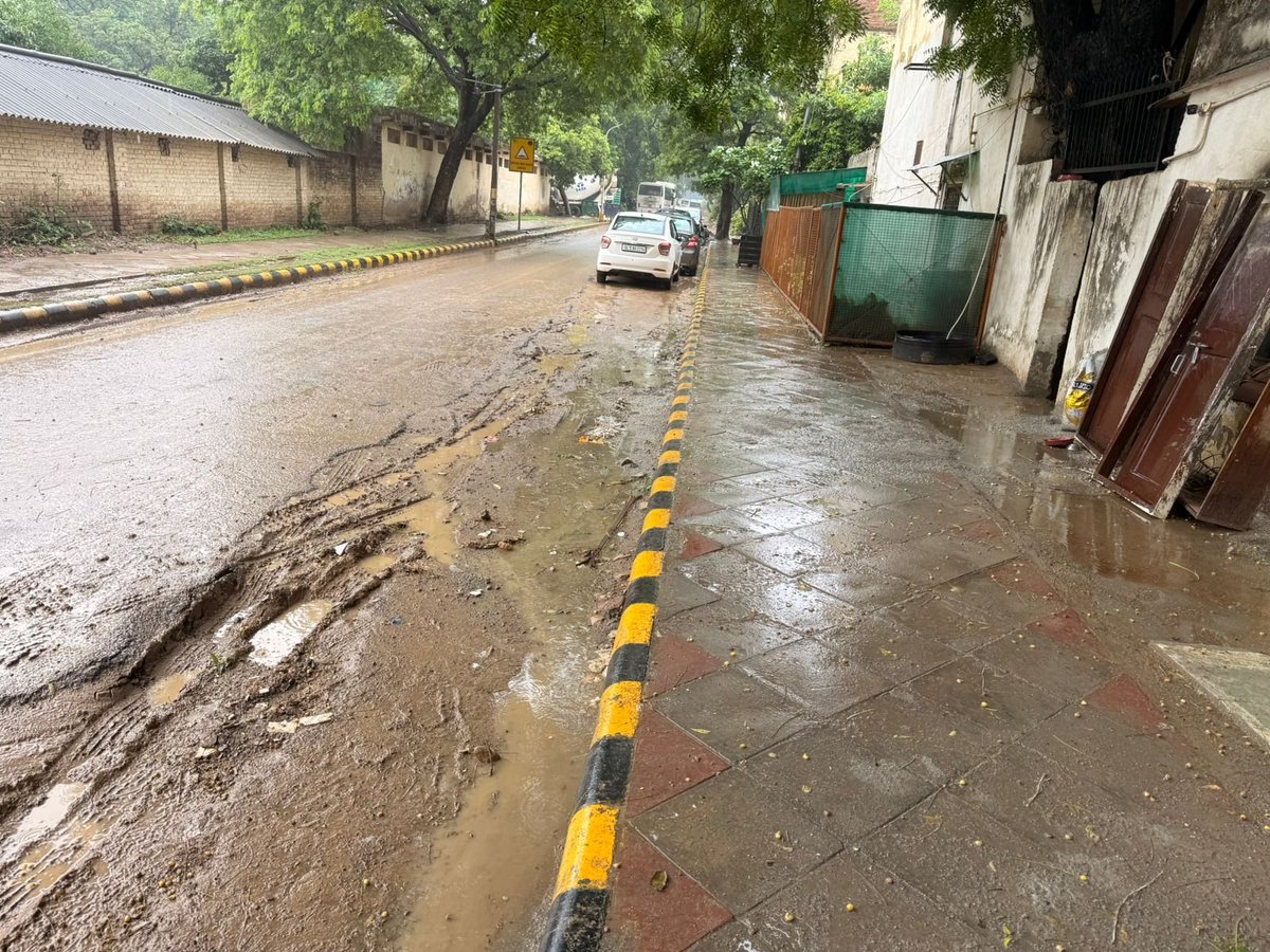 RamanGulia's tweet photo. Area@ Police Colony Sarojini Nagar 
Behind police station Sarojini Nagar, in front of khalsa school ND -110023 https://t.co/3IO9JeozZc
