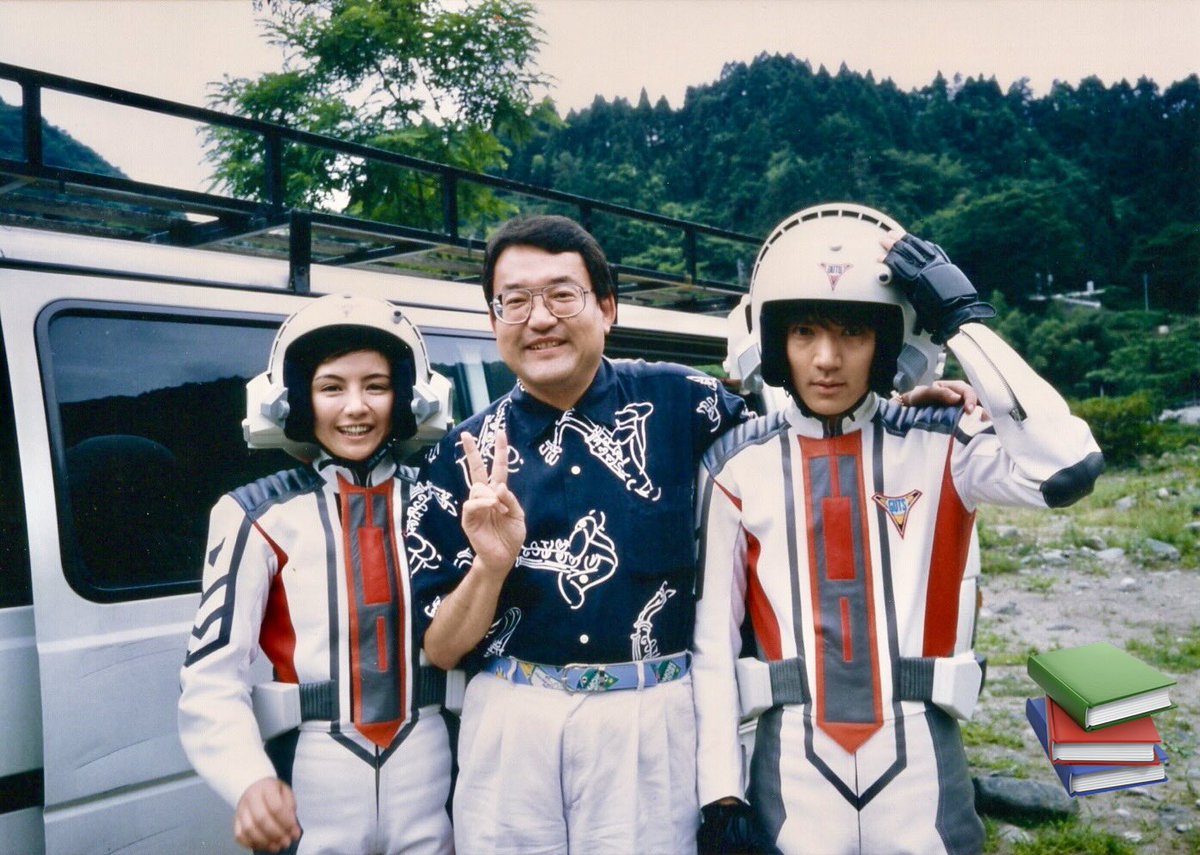 F6TEAMKADZ's tweet photo. 「ウルトラマンティガ」
30周年､おめでとうございます㊗️

私のアルバムより

一枚目､神奈川県同志村同志川の河原にて。
左より､レナ隊員役の吉本多香美さん。私。ダイゴ隊員役の長野博さん。
二枚目､ラストシーンのハイチーズ､別アングル。😀 https://t.co/8k1OdkuNul