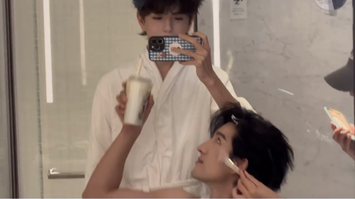 ronjonayli's tweet photo. Ayden >> Elio

-พี่ค่อยๆยกผ้าห่มออกให้เบามือที่สุด เพราะกลัวน้องจะตื่น
-ตื่นก่อนน้องเพื่อมาเตรียมมื้อเช้าให้
-ตอนทำงานพี่ก็คอยดูแล เป็น bodyguard ส่วนตัวให้
-พอเลิกงาน พี่ก็มานั่งเติมน้อง(สิงร่าง)

คำถามเดียว น้องถงกดพี่เอเดนจากตะกร้าไหนอะ?

(แต่ยืนยันแล้วว่าเจิ้งถงนอนด้วยกันบนเตียงเดียวกัน🫠🫠🫠)