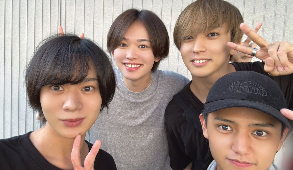 trampshunya's tweet photo. 本日は『#刀ミュ』稽古！！

久々の本公演の稽古、楽しみすぎて
私は今日確実に浮かれてました🖐️笑

お写真は久しぶりの勇之介くんと、
今回初めましての
はじめくんと、陸くん！

仲良しのみんなと、
そして新たな仲間と
ここからしっかり稽古頑張っていきまーす！！ https://t.co/ev6GhixGHc