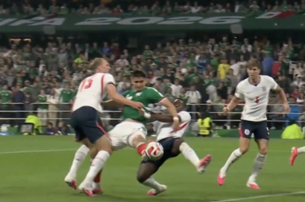 perfectniedos's tweet photo. @Sportowy_Kanal Cała nagonka i wyciąganie stopklatek na Argentynę to czysta propaganda. Dziwne że nikt nie bierze pod lupę kontrowersji z innych meczów. 

Anglicy ojebali Ghanę z oczywistego karnego czy też Meksyk w doliczonym czasie. Nikt o tym nie mówi bo nie mają Messiego https://t.co/QoxIVo3Btz
