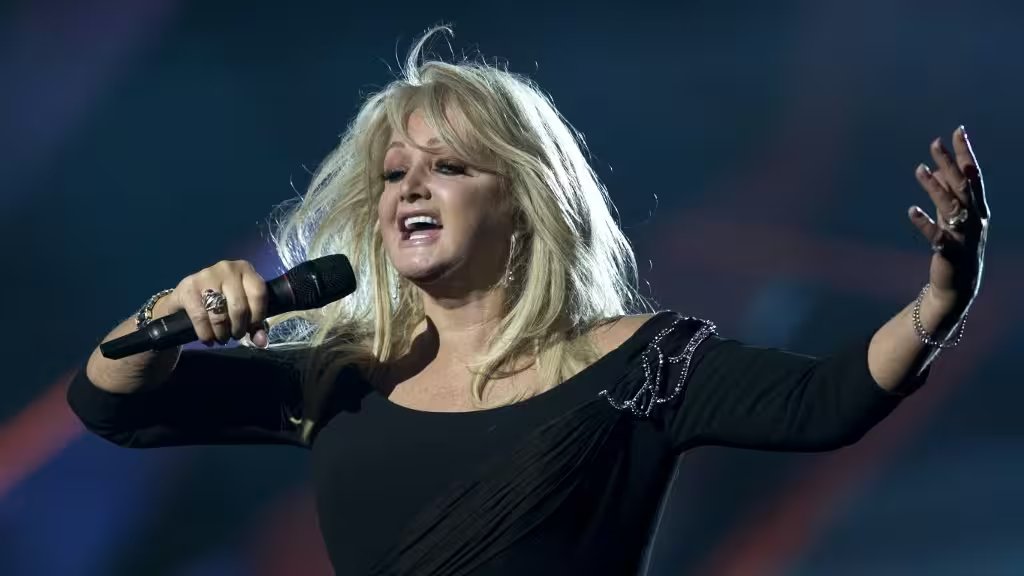 lesveritesdecas's tweet photo. 🚨 La chanteuse Bonnie Tyler est décédée à l'âge de 75 ans.

La légendaire artiste galloise, connue dans le monde entier pour sa voix rauque et ses tubes "Total Eclipse of the Heart" et "Holding Out for a Hero", est décédée après plusieurs semaines d'hospitalisation.

Récompensée en 2023 par le roi Charles III pour sa contribution à la musique, Bonnie Tyler aura marqué plusieurs générations avec une carrière de plus de 50 ans.

Une immense voix s'éteint, mais ses chansons continueront de vivre.

👉 Quel est le titre de Bonnie Tyler qui vous a le plus marqué ?

💬 Rendez-lui hommage en commentaire.

#BonnieTyler #Musique #Rock #Actualité #Hommage