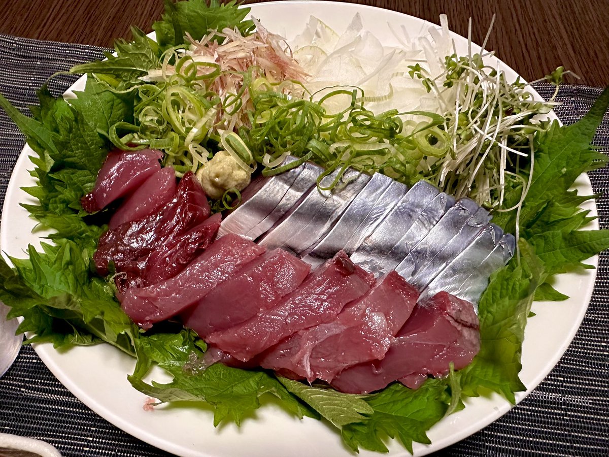tetsuya1964628's tweet photo. 本日の晩ご飯は
近所のスーパーで美味しそうな大型の鰹（高知県産）を1本売りしていて、半身にしてくれたのですが半身でもかなりのボリューム

日本酒で頂きましたけど、
鮮やかな赤い身、食感も良く濃厚な味わいでめっちゃ美味しかったです！ https://t.co/GzNEyy93iF