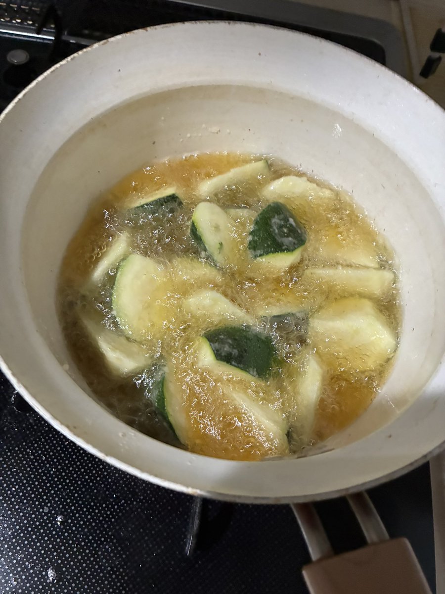 romanasahi's tweet photo. カレーの付け合わせにズッキーニを揚げるやつ https://t.co/iXthwMBHe7
