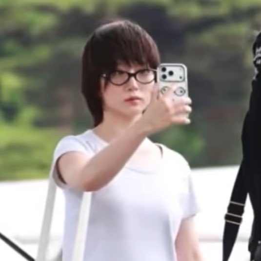500woni's tweet photo. she looks just like her phone case im crying https://t.co/bZojKxoiBy