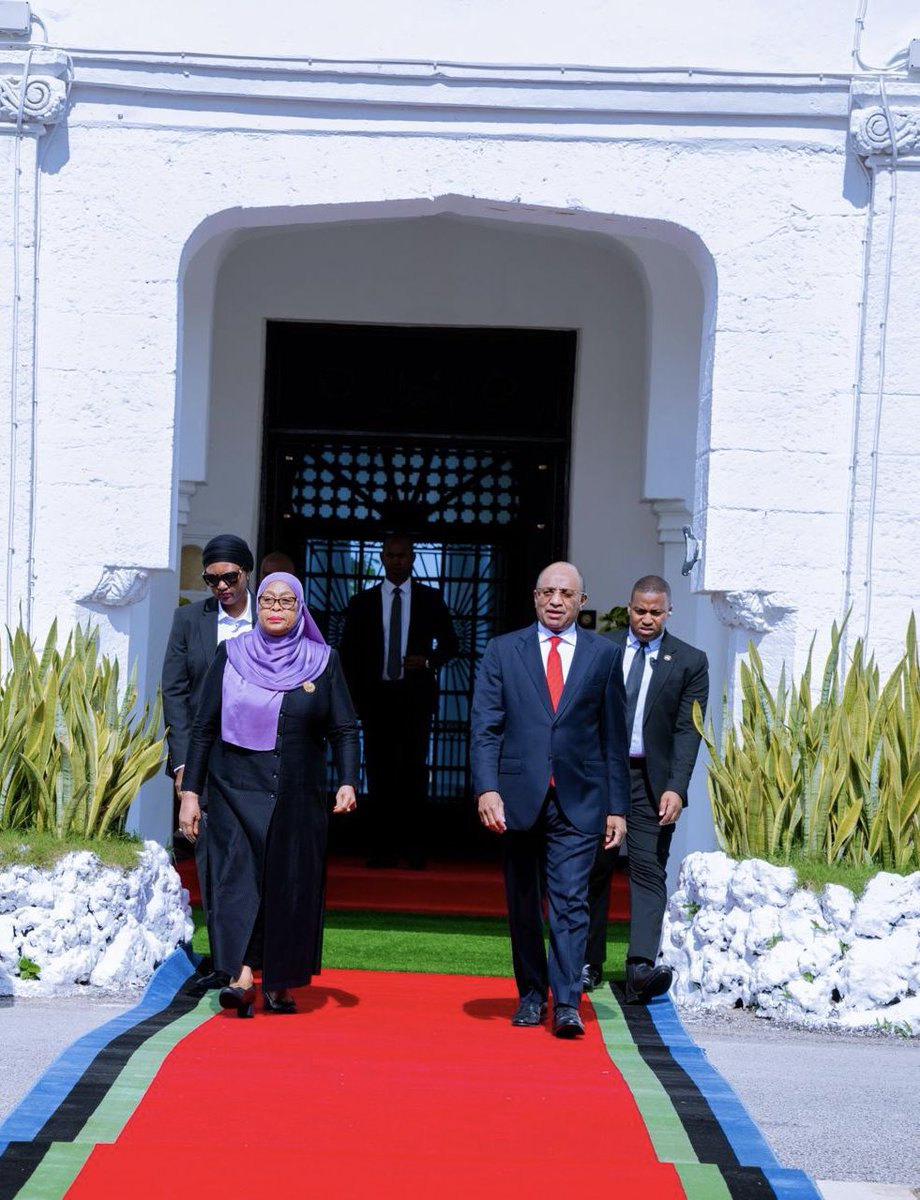 ikulumawasliano's tweet photo. Rais wa Jamhuri ya Muungano wa Tanzania, Mheshimiwa Dkt. Samia Suluhu Hassan akiwa na Rais wa Zanzibar na Mwenyekiti wa Baraza la Mapinduzi Mhe. Dkt. Hussein Ali Mwinyi katika viwanja vya Ikulu Zanzibar kwa ajili ya kuhudhuria hafla ya uwasilishaji wa Tamko la Pamoja la Muafaka wa Kisiasa baina ya Chama cha Mapinduzi (CCM) na ACT-Wazalendo, tarehe 09 Julai, 2026.