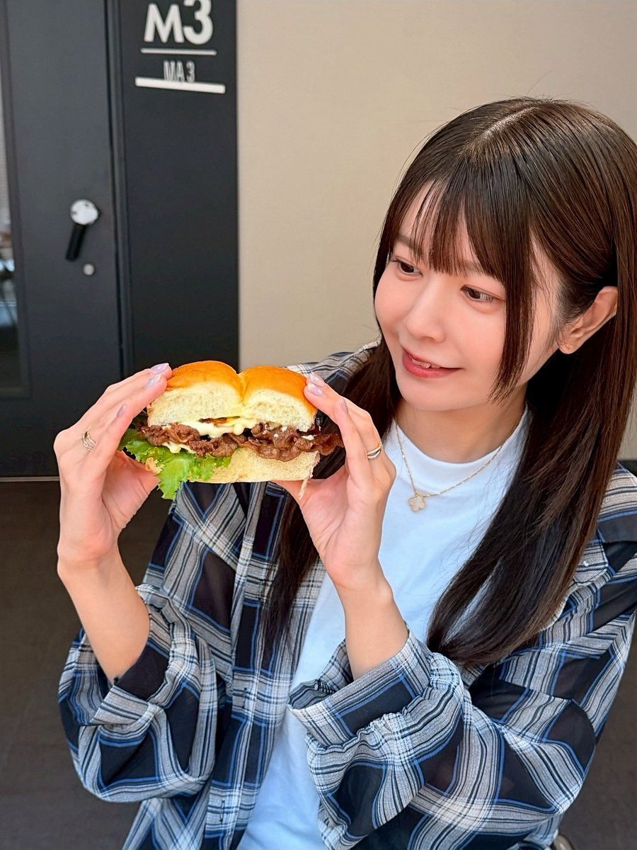 Ayana_take's tweet photo. CMに出演中の焼��きんぐ #ハワイフェア 「焼肉きんぐスライダー」をいただきました🌺
好きなお肉や具材をはさめるの楽しい…！
スタッフさんおすすめアレンジも美味しかったです🍔
みなさんなら何をはさみますか？
ぜひ作って、#オリジナルきんぐスライダー で教えてくださいね☺️
#焼肉きんぐ
#PR https://t.co/cphLc1BEzr