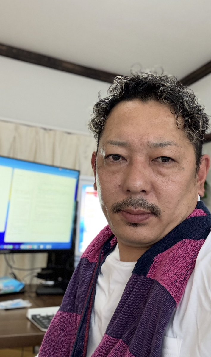 kokkai_map's tweet photo. 【運営について、正直なお話です】

国会議員マップを始めた頃、まさかここまで多くの方に使っていただけるとは思っていませんでした。

最初は、数百人の方に見てもらえれば十分でした。

政治にあまり興味がない方が、「少しだけでも政治を知るきっかけになれば」という思いで始めた、個人開発の小さなサイトです。

それが今では、本当に多くの方に利用していただけるようになりました。

「こんな機能があったらいい」

「これも調べてほしい」

「こういう情報も見たい」

毎日のようにたくさんのご意見やご要望をいただき、本当に感謝しています。

その一方で、利用者が増えるにつれて、サーバー代やAPI利用料、データ処理費用などの運営費も大きくなってき���した。

私は開発のプロではありません。

本業の仕事をしながら、仕事が終わった後や休日にも、調べて、作って、修正して、また作る。その繰り返しで、ここまで運営を続けてきました。

今も、できる限り無料で、そして中立な形で続けていきたいという思いで運営しています。

ありがたいことに、応援サブスクや応援金で��えてくださる方も少しずつ増えてきました。

本当にありがとうございます。

皆さまの応援のおかげで、今日まで続けてくることができています。

ただ、これから先も長く続けていくためには、皆さまのお力が必要です。

そのため、今後も時々、応援のお願いをさせていただくことがあるかもしれません。

勝手なお願いで大変恐縮ですが、ご理解いただけると嬉しいです。

【追記】

普段はAI画像を使うことが多いのですが、今回は自分の写真を載せました。

正直、顔を出すのは少し苦手ですし、見た目に自信があるわけでもありません。

それでも、国会議員マップが本当に個人で運営されていること、このような一人の人間が毎日パソコンに向かって作っていることを、少しでも知っていただけたらと思い、載せてみました。

もちろん、私にとって何より大切なのは家族です。

もし家族や周囲に大きな負担や危険が及ぶようなことがあれば、その時は運営のあり方も含めて考えなければならないと思っています。

それでも今は、この活動には価値があると信じています。

これからも、できる限り無料で、中立で、長く続けられるサービスを目指して頑張ります。

いつも本当にありがとうございます。

もし国会議員マップの活動に価値を感じていただけましたら、サブスクや応援金という形で支えていただけると、本当に励みになります。

月額数百円のサブスクや、一度の応援金でも、この活動を続けていく大きな力になります。

▼応援はこちら
https://t.co/hk0cdZwg53