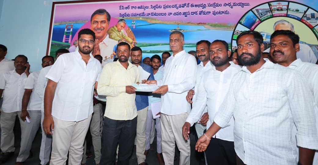 BrsSiddipet's tweet photo. సిద్దిపేట క్యాంప్ కార్యాలయంలో సిద్దిపేట నియోజకవ���్గంలోని 367 మందికి 78 లక్షల 40 వేలు రూపాయల విలువ గల CMRF చెక్కులను పంపిణి చేసిన మాజీ మంత్రి, ఎమ్మెల్యే @BRSHarish గారు.. https://t.co/4ea59d1MXE