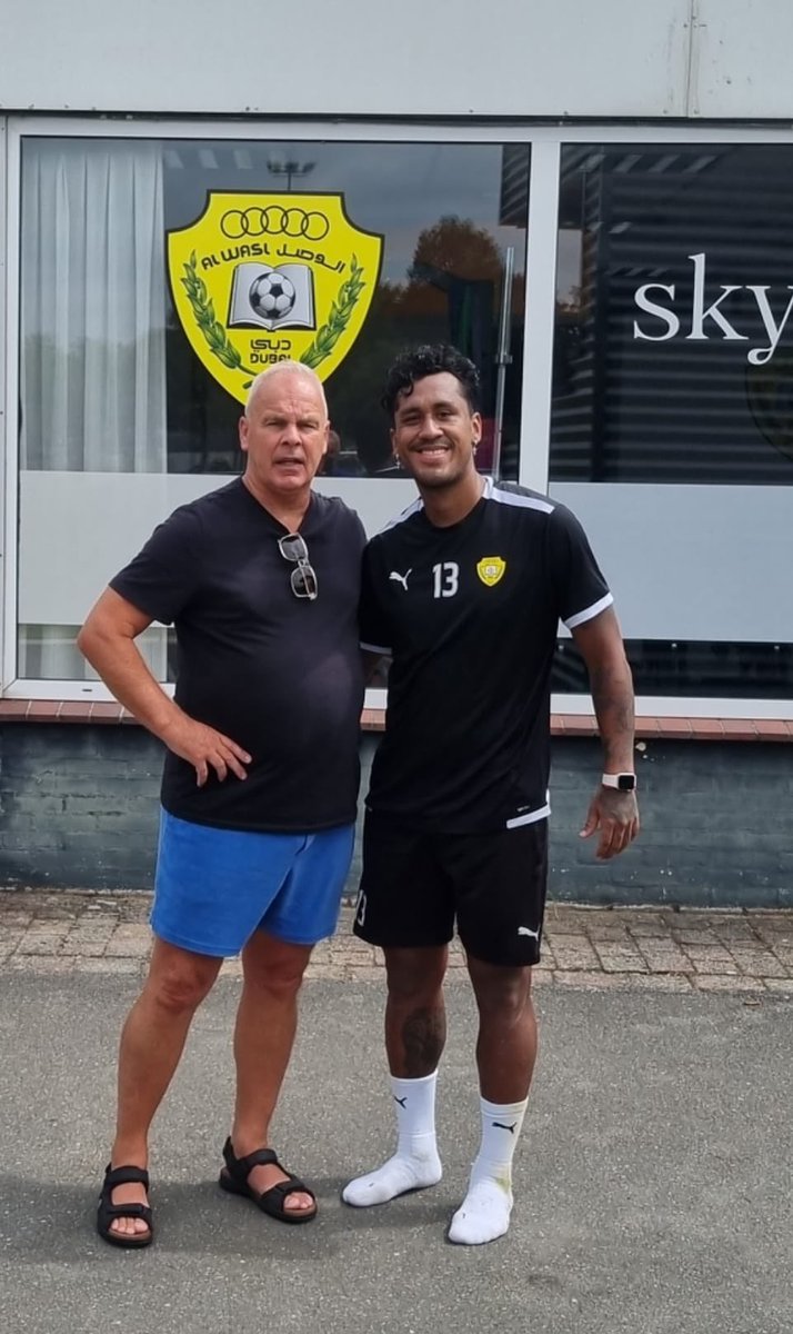 sv_TEC's tweet photo. Gery Vink komt op De Lok een oude bekende tegen, Renato Tapia nu spelend voor @AlWaslSC en nu op trainingskamp bij TEC in Tiel
@renatotapiac @GeryVink 
#TEC #AlWaslSC https://t.co/mwoGTls70K
