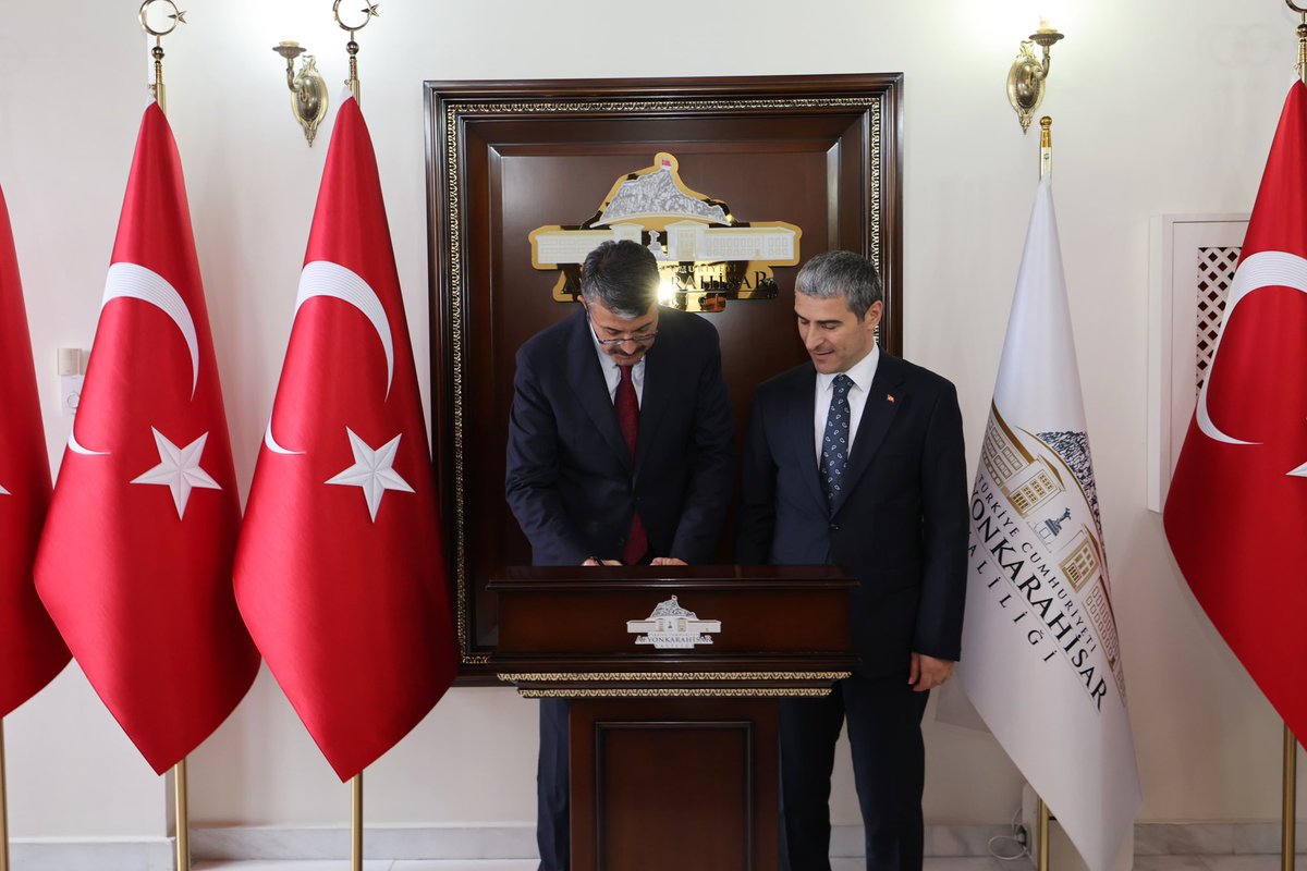 AfyonValiligi's tweet photo. İçişleri Bakan Yardımcımız Sayın Ali Çelik, Valimiz Dr. Naci Aktaş’ı ziyaret etti.

Gerçekleştirilen ziyarette ilimizde yürütülen kamu hizmetleri, devam eden yatırımlar ve kurumlar arası koordinasyon gerektiren çalışmalar üzerine değerlendirmelerde bulunuldu.

Nazik ziyaretleri dolayısıyla Sayın Bakan Yardımcımız Ali Çelik’e teşekkür ediyoruz.