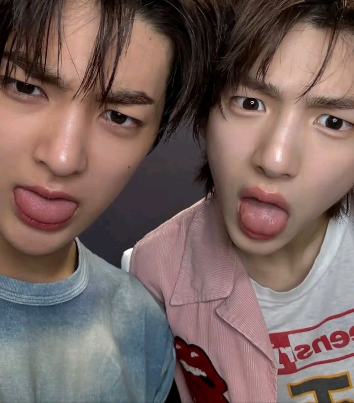 nakajimakeonho's tweet photo. Tuan Muda Centil Ikut Mudik 
part of Tuan Muda Centil dan Asistennya

#keonhoon narrative au 🚌💨

tag. Romantic Comedy, Fluff and Humor, Hometown Visit, Accidental Comedy, Mention of Cuddling

🖇: https://t.co/EJKWtOaOk4 https://t.co/40UjJETAvp